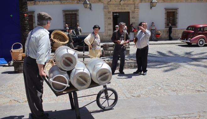 Figurantes durante un de las tomas con un lechero en primer término.   JUAN CARLOS TORO