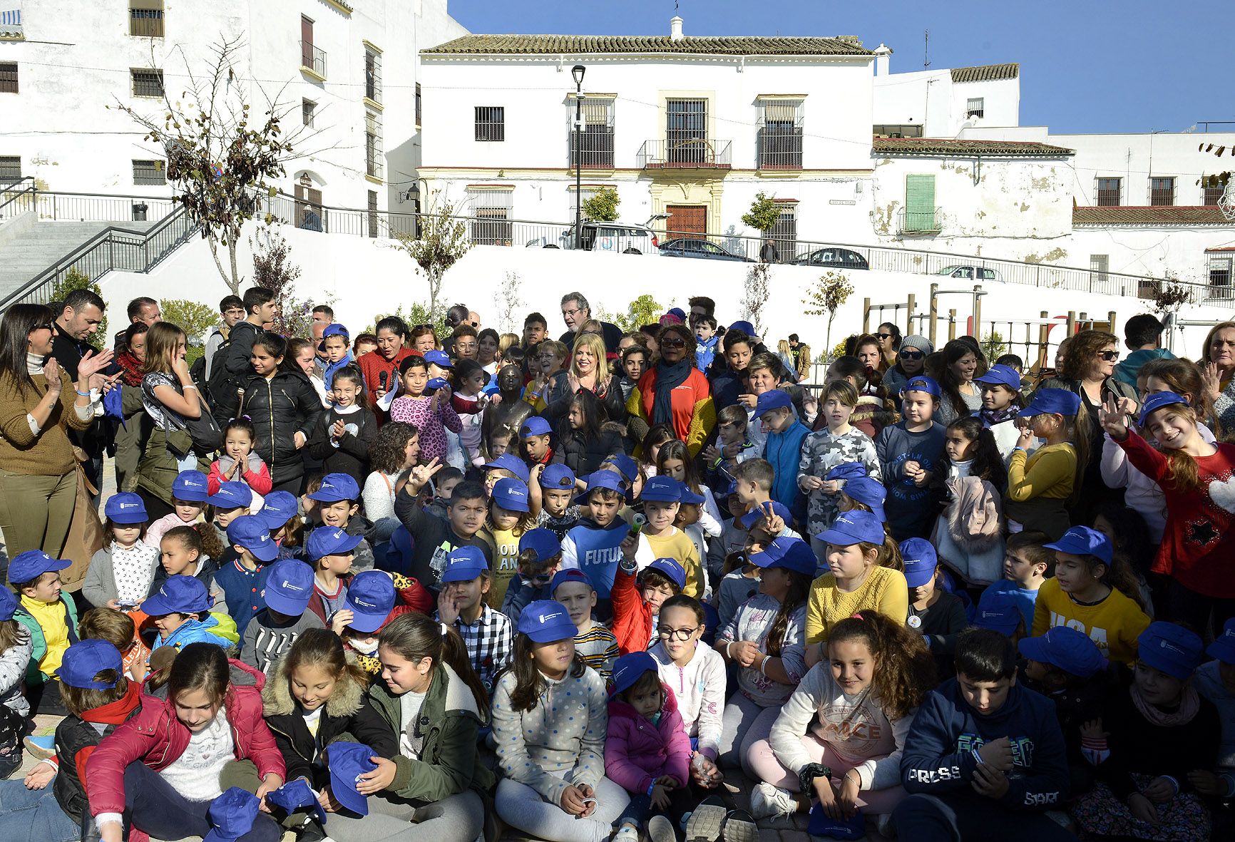Un momento de la inauguración de la estatua de la Niña Empoderada de la plaza Belén de Jerez.