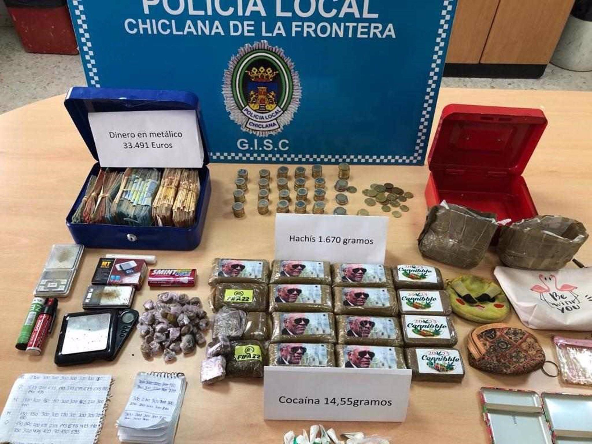 Con más de un kilo y medio de hachís, coca y 33.500 euros en una barriada de Chiclana.