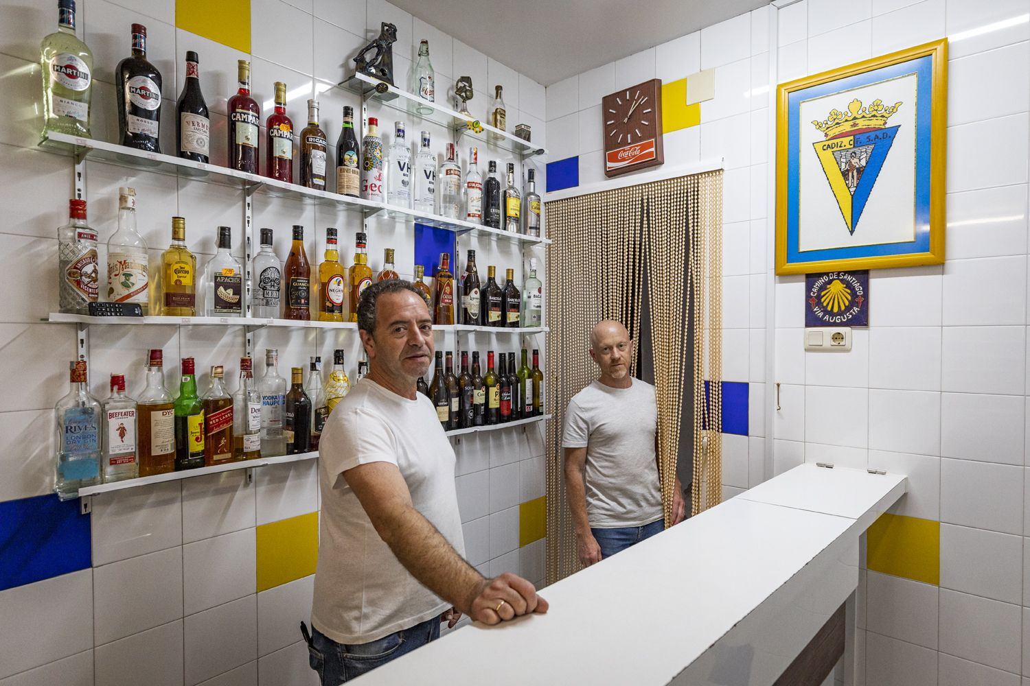 Los hermanos Chulián, en el local que regentan desde los años 80. GERMÁN MESA