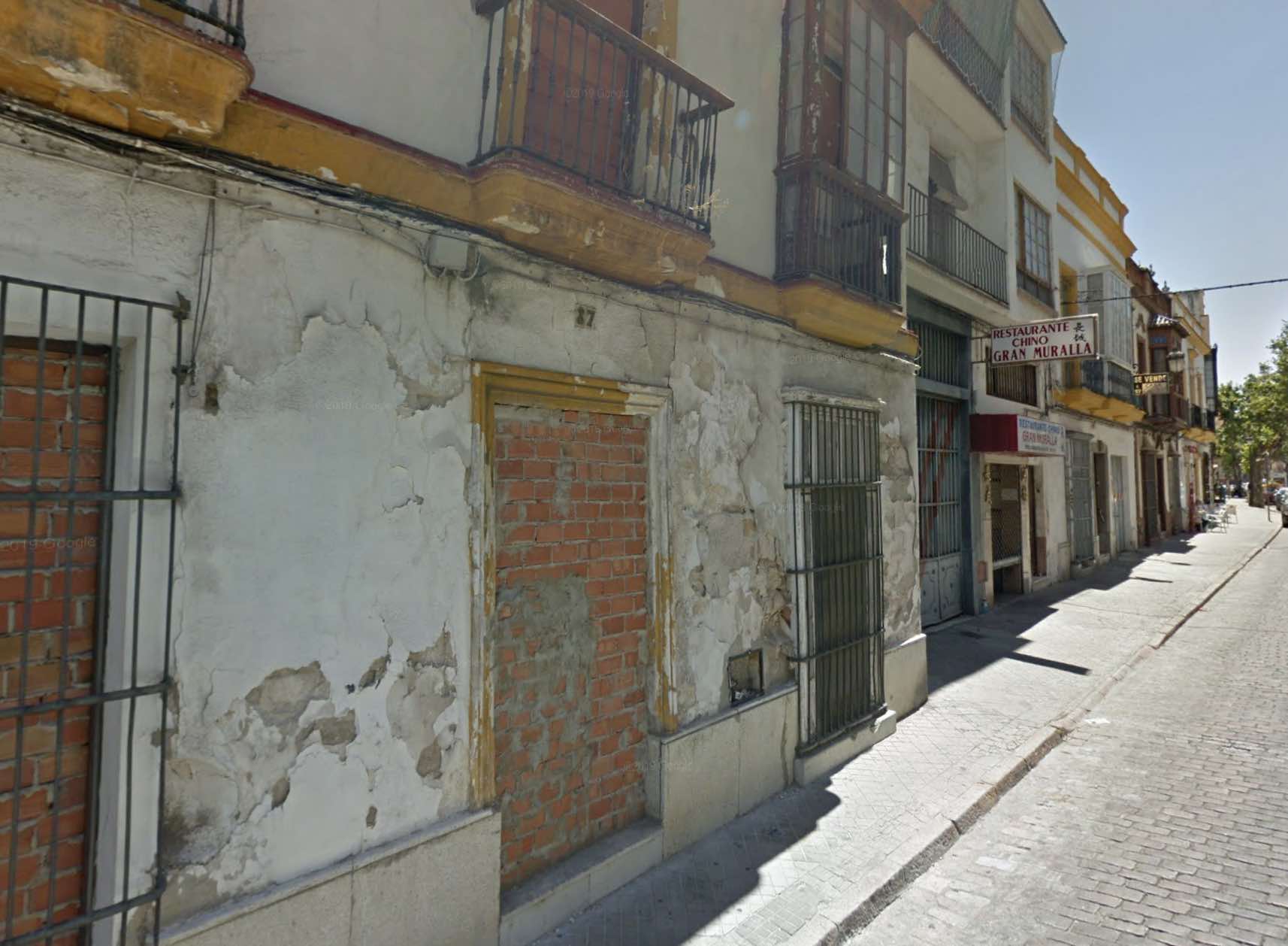 Uno de los edificios abandonados de la calle Medina, en el centro de Jerez.