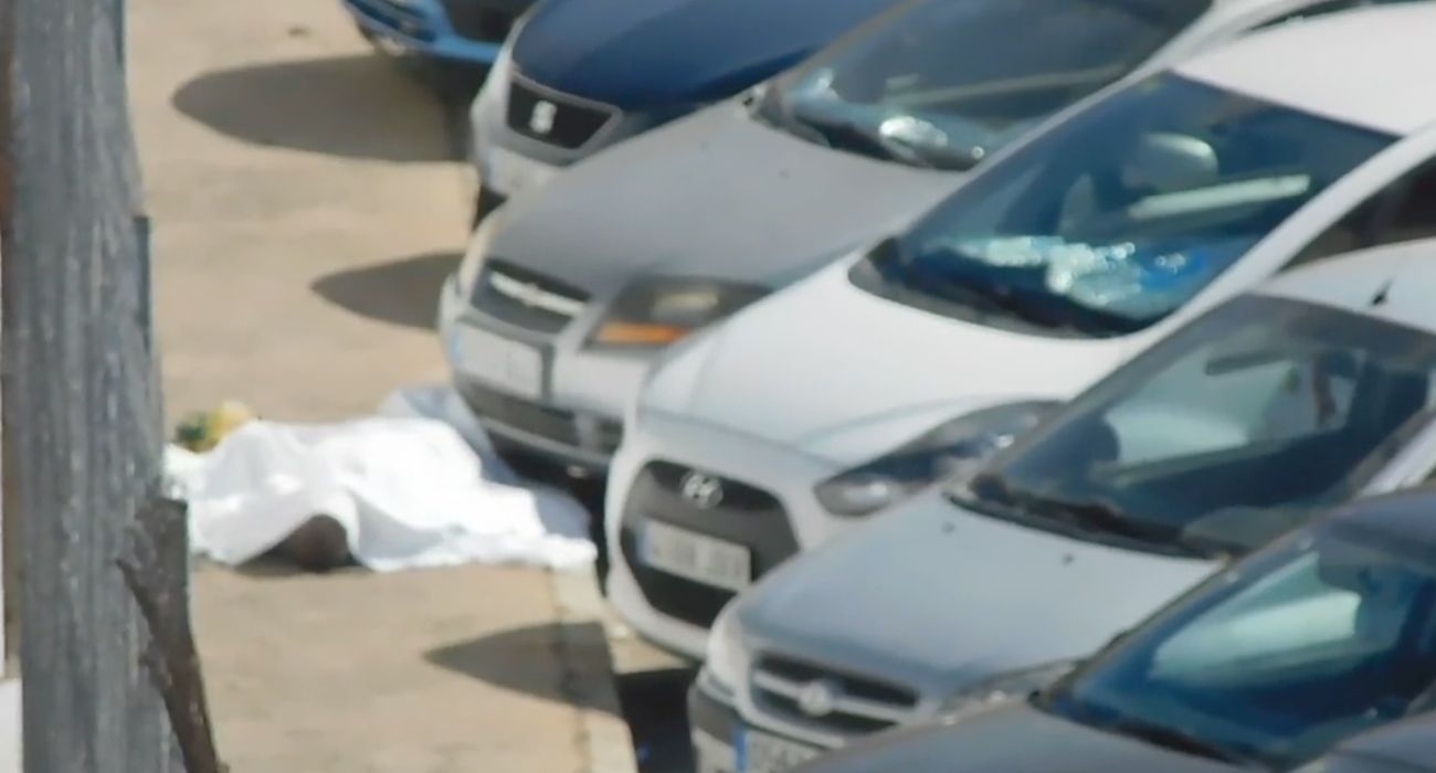 El cuerpo sin vida del hombre fallecido en la barriada Icovesa.   JEREZTV