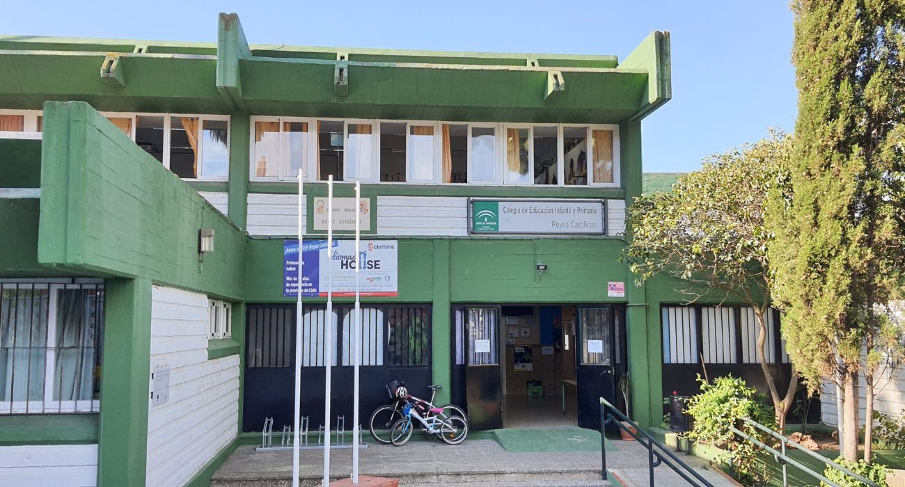 La comunidad educativa del CEIP Reyes Católicos de Puerto Real se ha concentrado contra la supresión de una unidad de 3 años.