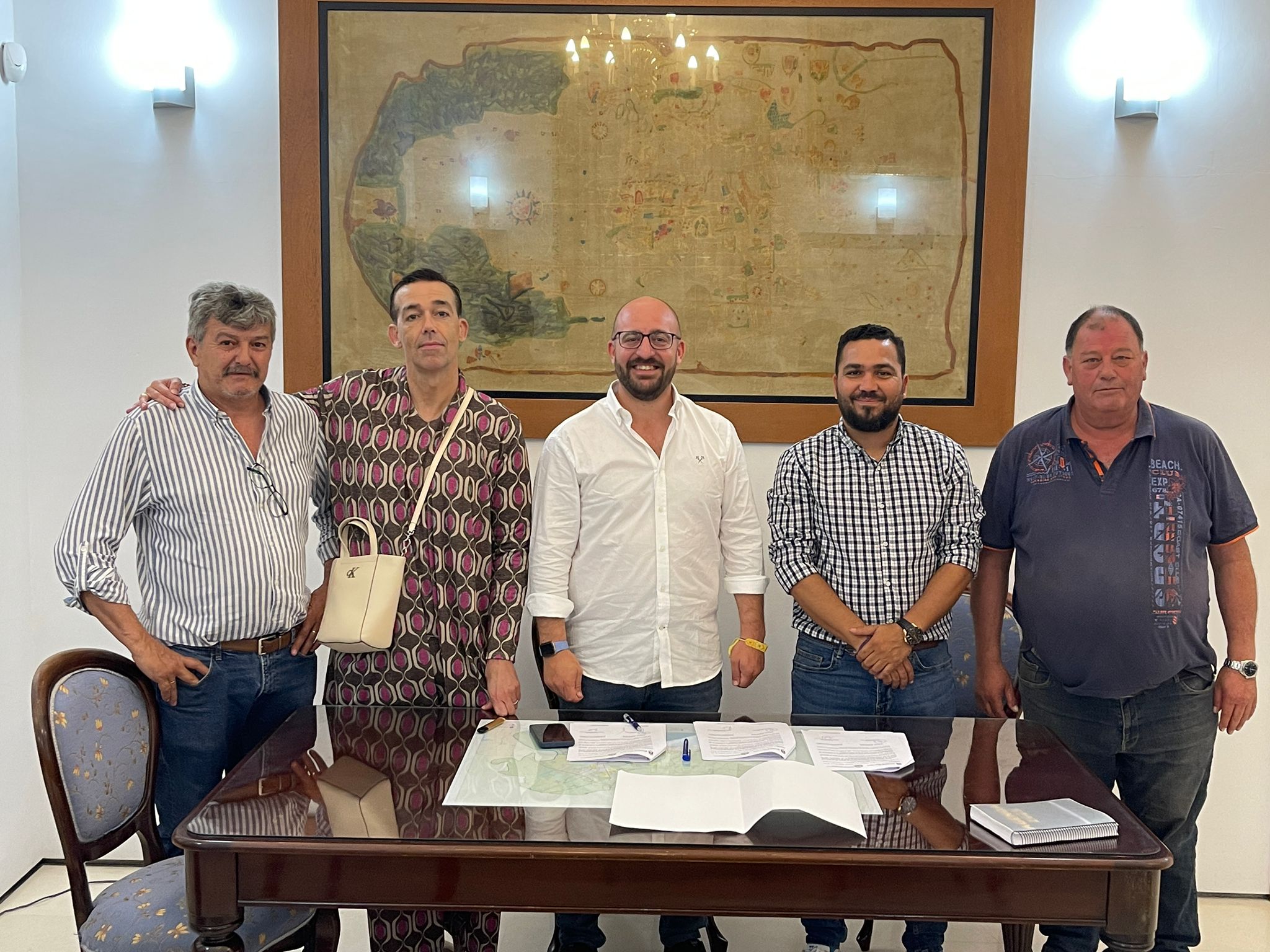 En el centro de la imagen, el alcalde de El Puerto, Germán Beardo.