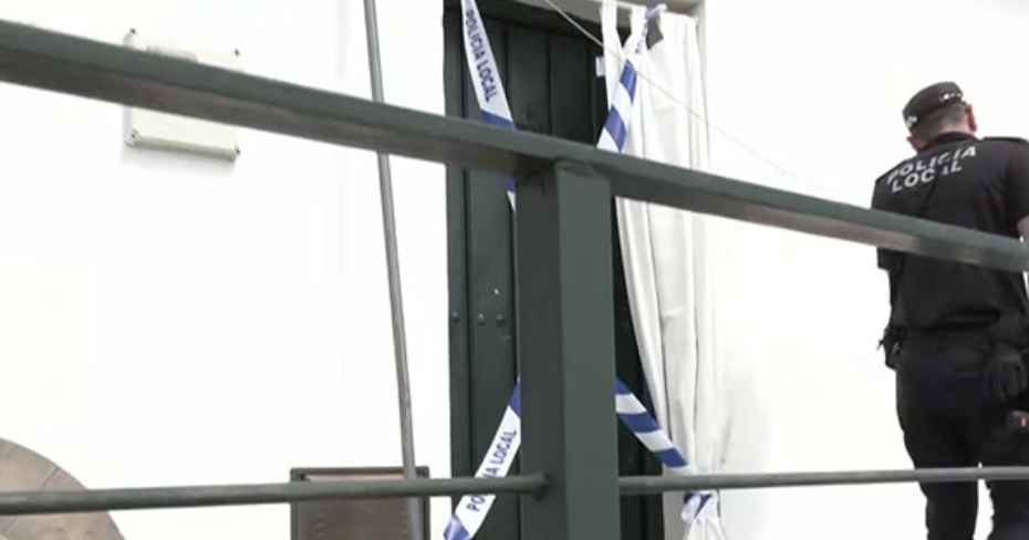 Eva iba a separarse de su marido, pero la apuñaló por la espalda en Cazalla. Imagen de Canal Sur de la casa donde ocurrieron los hechos.