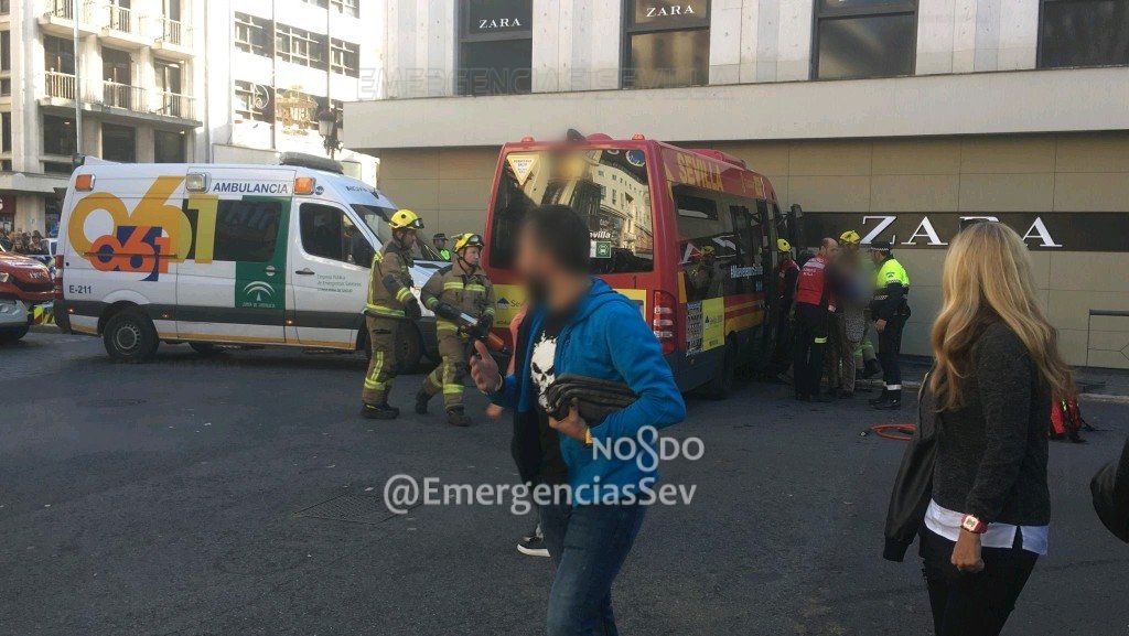 El microbús accidentado en la plaza del Duque. 