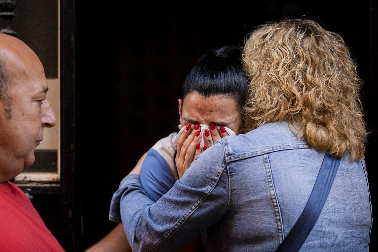 Susana Carmona se derrumba entre lágrimas en el portal de la finca en la que vive en Cádiz.