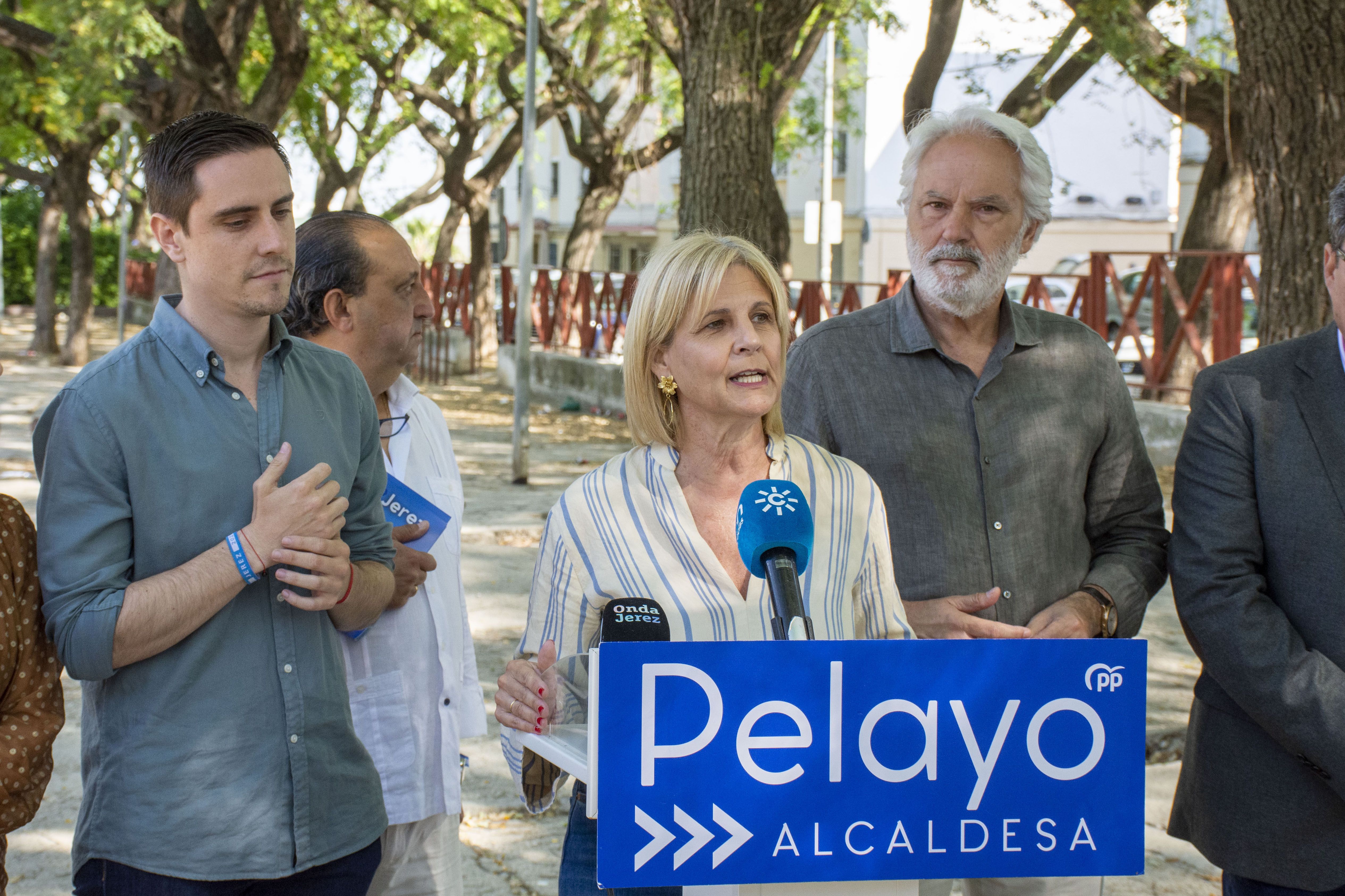 El PP de creará una delegación de servicios públicos "que impulse un Jerez limpio y cuidado". En la imagen, García-Pelayo junto a Espinar en la presentación de las propuestas.