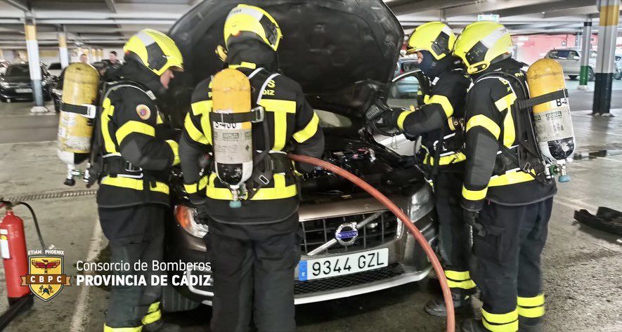 Un coche sale en llamas cuando estaba estacionado en el aparcamiento del Hipercor en Jerez. BOMBEROS