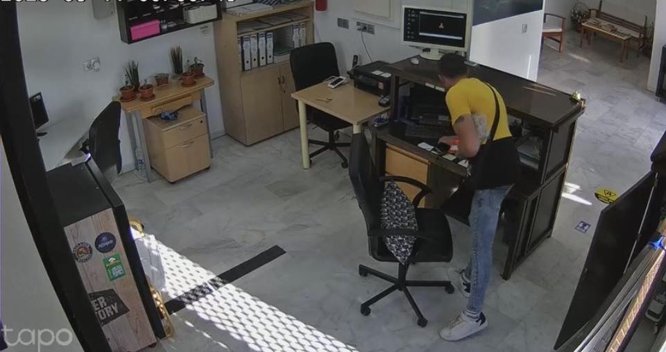 Pillado 'in fraganti' por las cámaras de seguridad robando en un establecimiento de Chipiona. POLICÍA LOCAL DE CHIPIONA