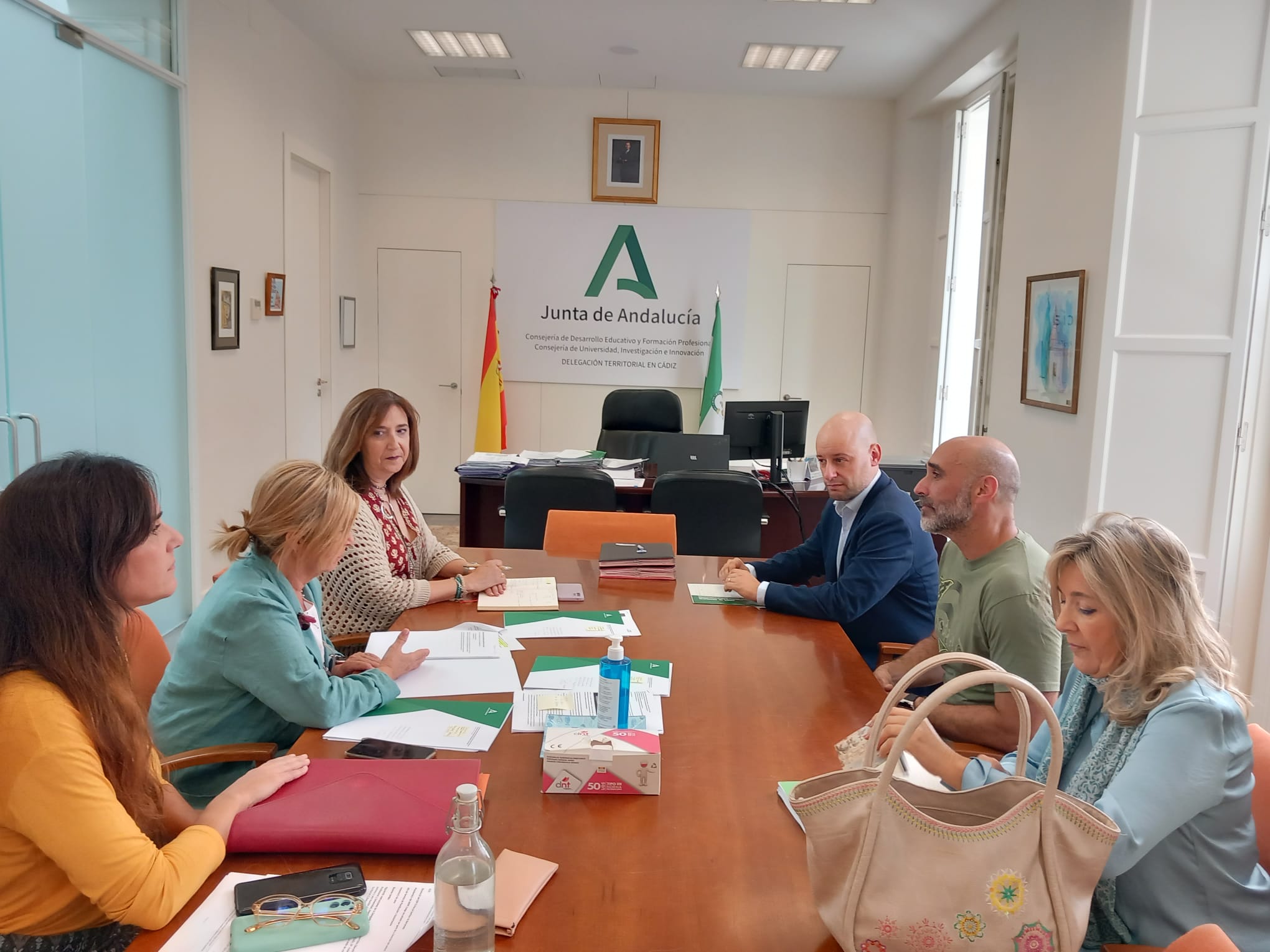 Un instante de la reunión de la delegada de Desarrollo Educativo con los responsables de la EOI de Cadiz. 