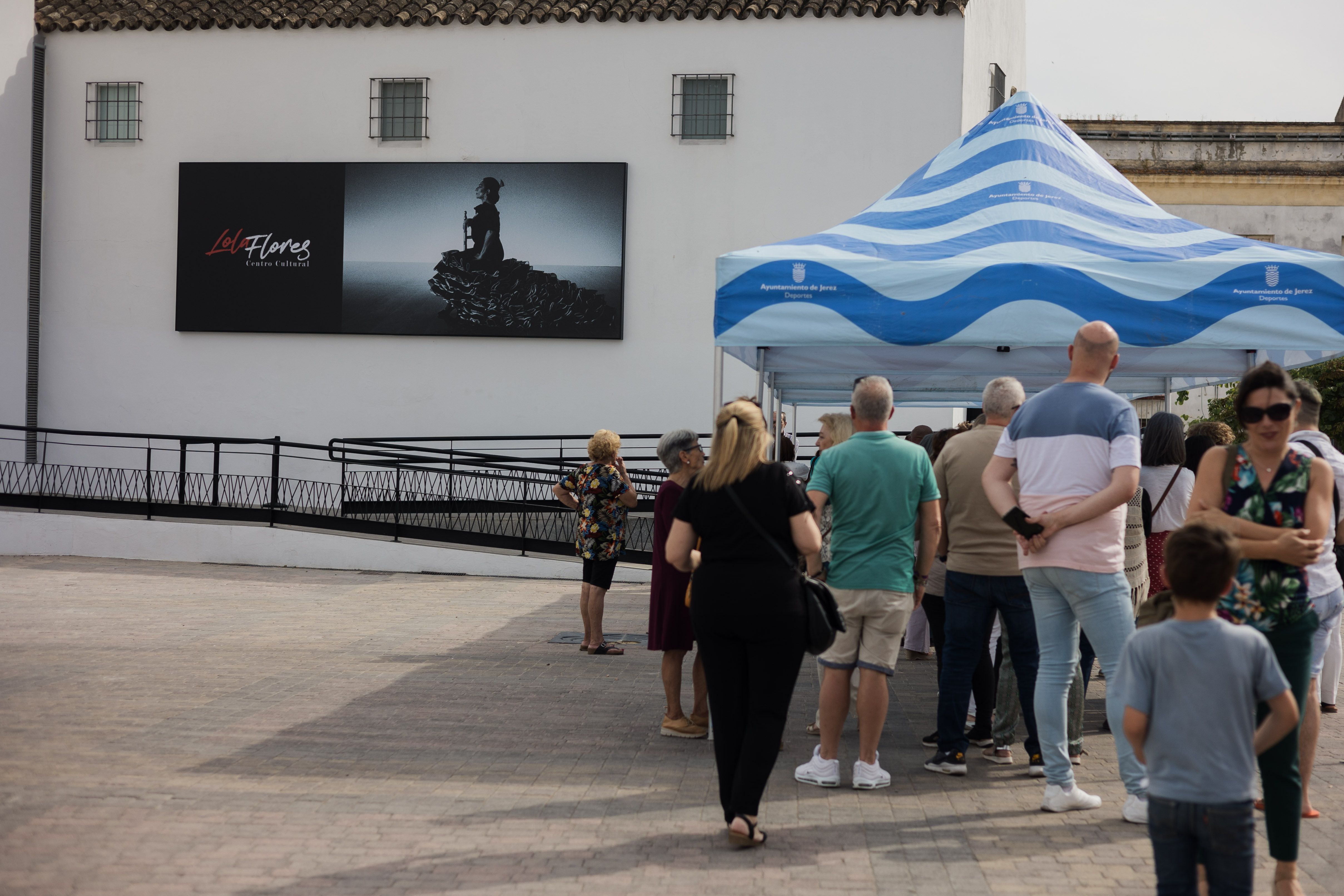 Visitantes bajo las sombrillas instaladas en la entrada al museo.     CANDELA NÚÑEZ