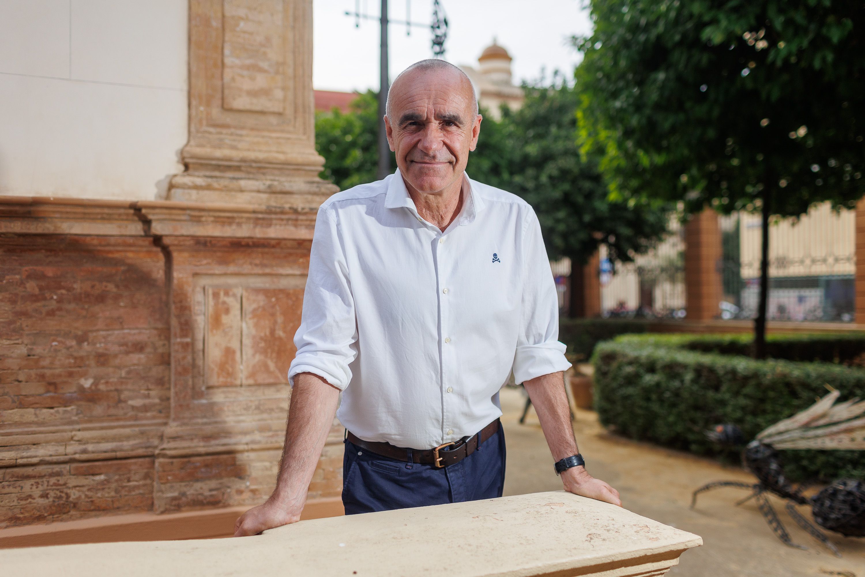 El alcalde y alcaldable del PSOE en Sevilla, Antonio Muñoz, posa tras la entrevista concedida a lavozdelsur.es, en plena campaña para las municipales del próximo 28M.