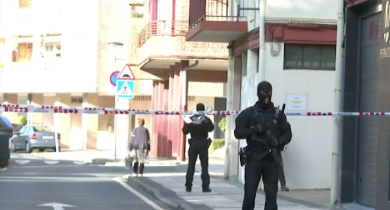 Agentes de la Ertzaintza, en el lugar de la explosión del artefacto.   TELECINCO