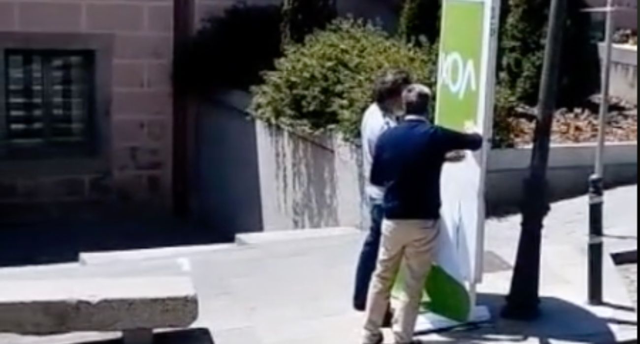 Problemas de dos simpatizantes de VOX para colocar correctamente un cartel del partido.