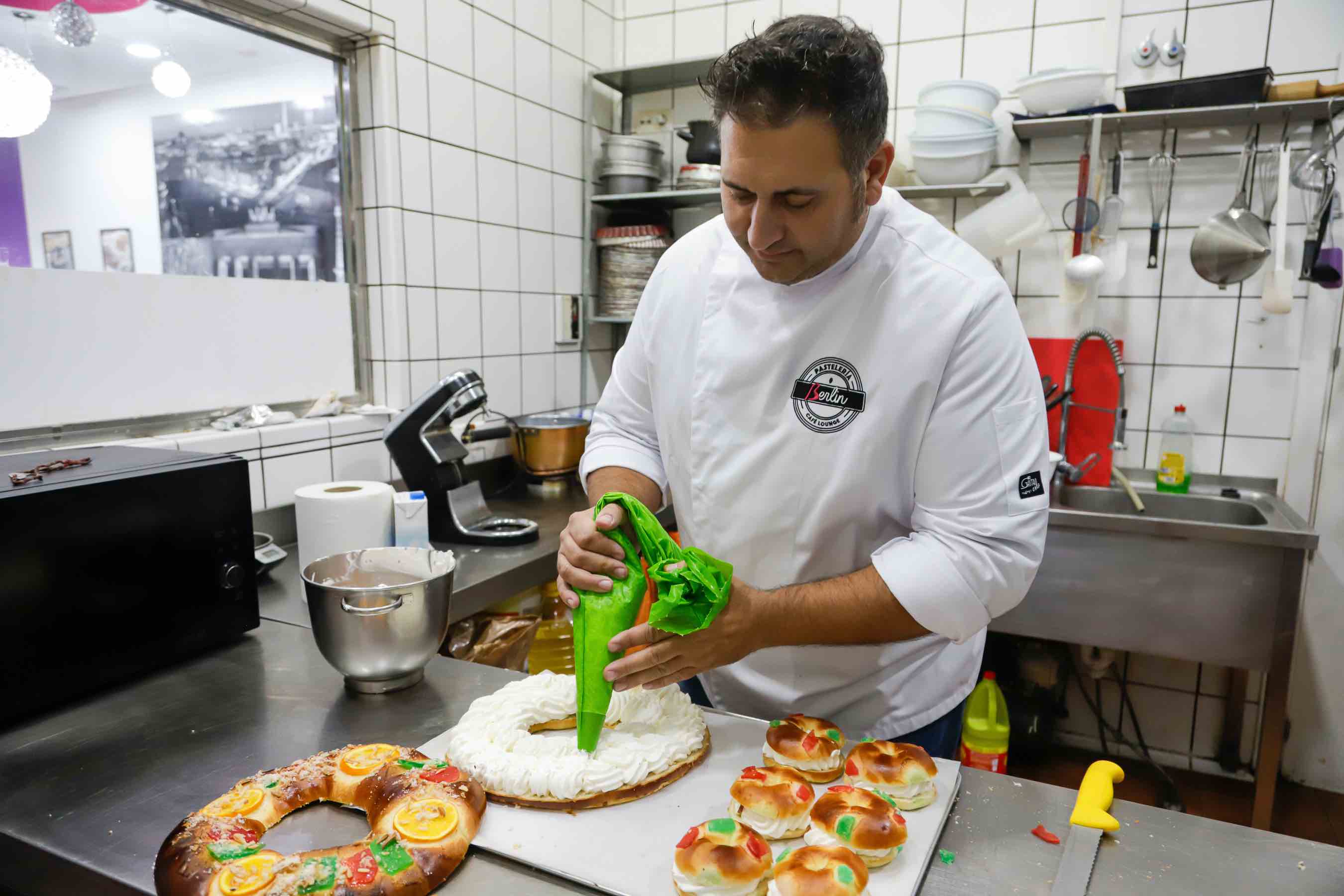 Ibáñez, preparando un roscón de reyes tradicional y 100% artesano. FOTO: CRISTO GARCÍA (LA CAJA COMUNICACIÓN)