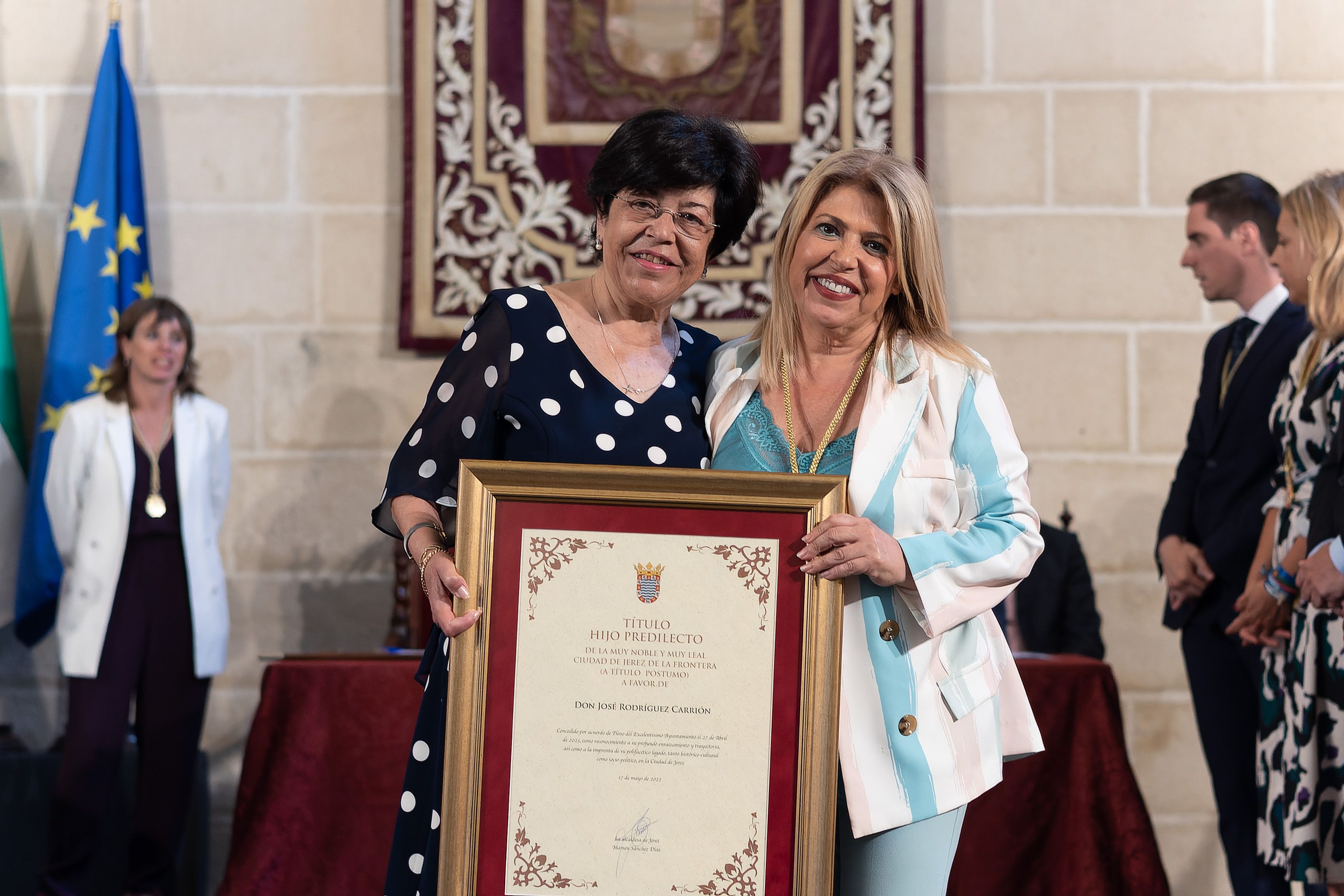 La alcaldesa en el momento de la entrega de la patente a la viuda de Rodríguez Carrión. 