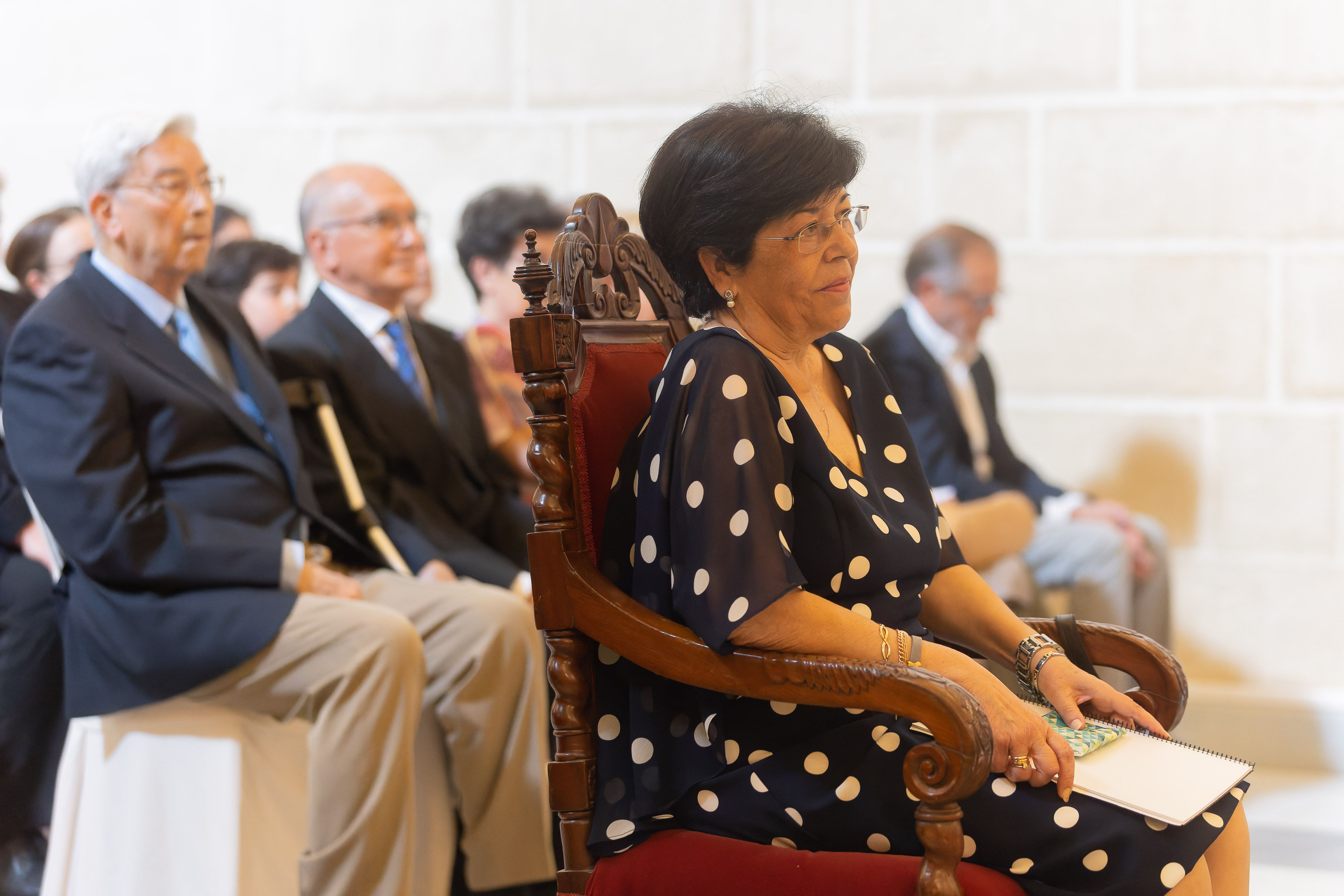 Convadonga Traverso, su viuda, ocupando el sitial de honor en el Pleno celebrado en Los Claustros.