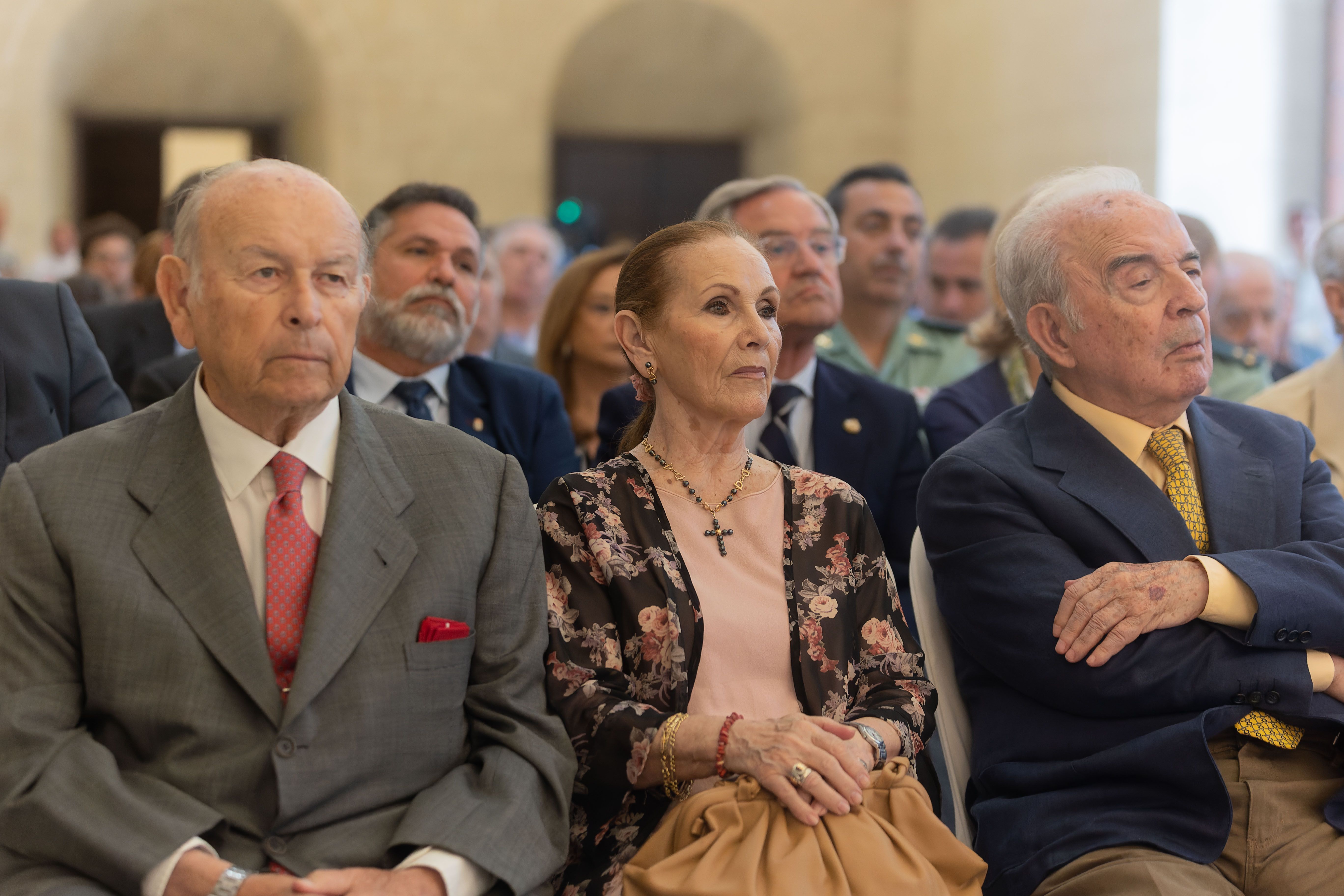 Álvaro Domecq, Angelita Gómez y Pepe Marín, entre los asistentes al acto.    MANU GARCÍA