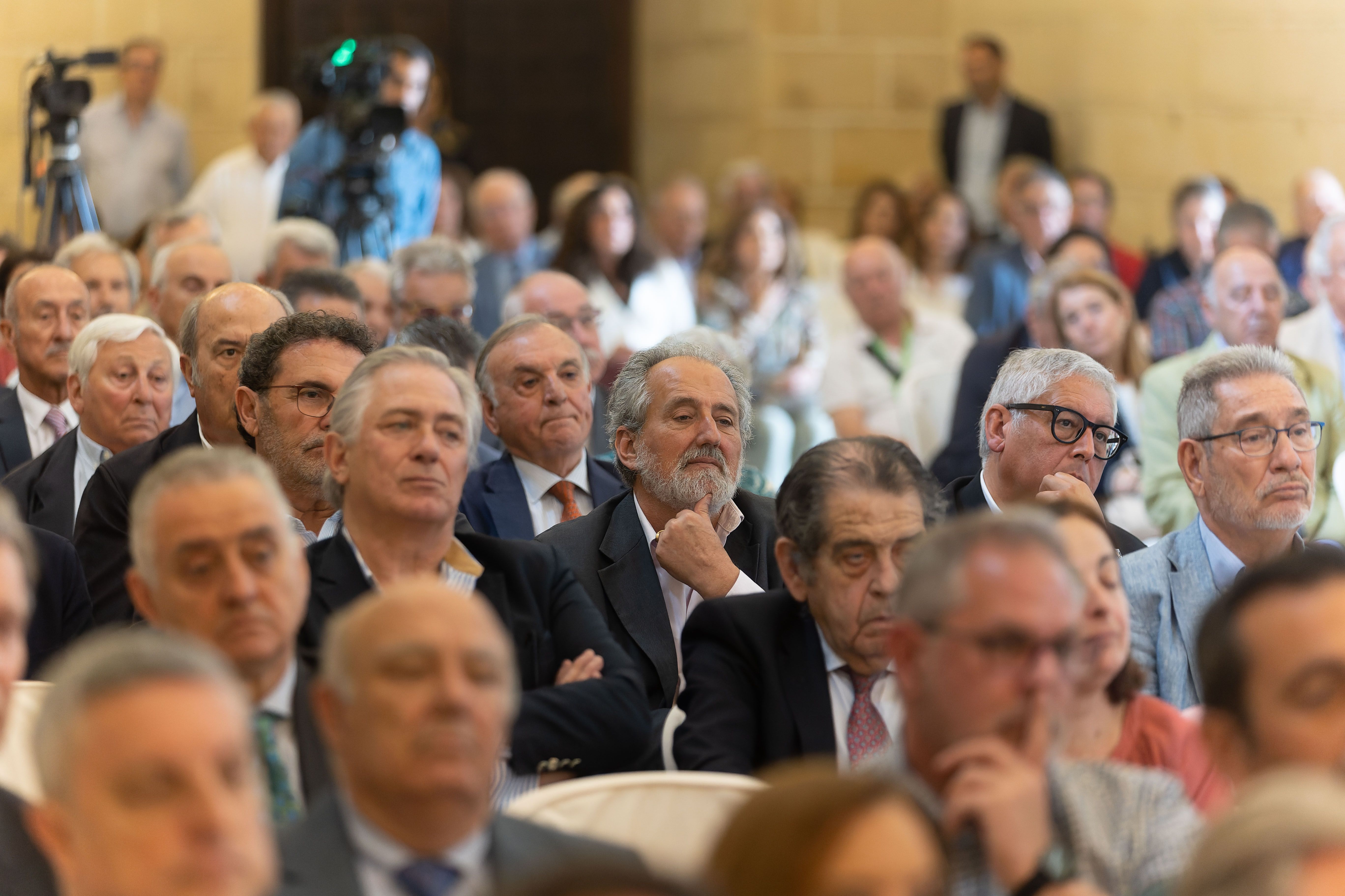 El refectorio de los Claustros se llenó, buena muestra de la huella que dejó Carrión.     MANU GARCÍA