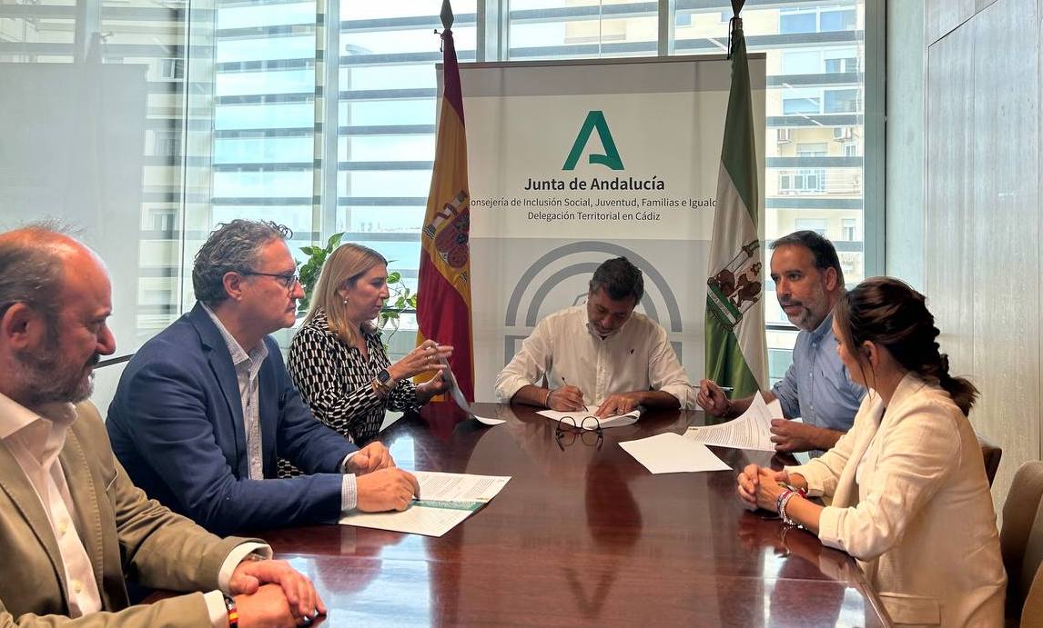 Ayuntamiento de Trebujena y Junta, firmando la recepción del Centro de Participación Activa.