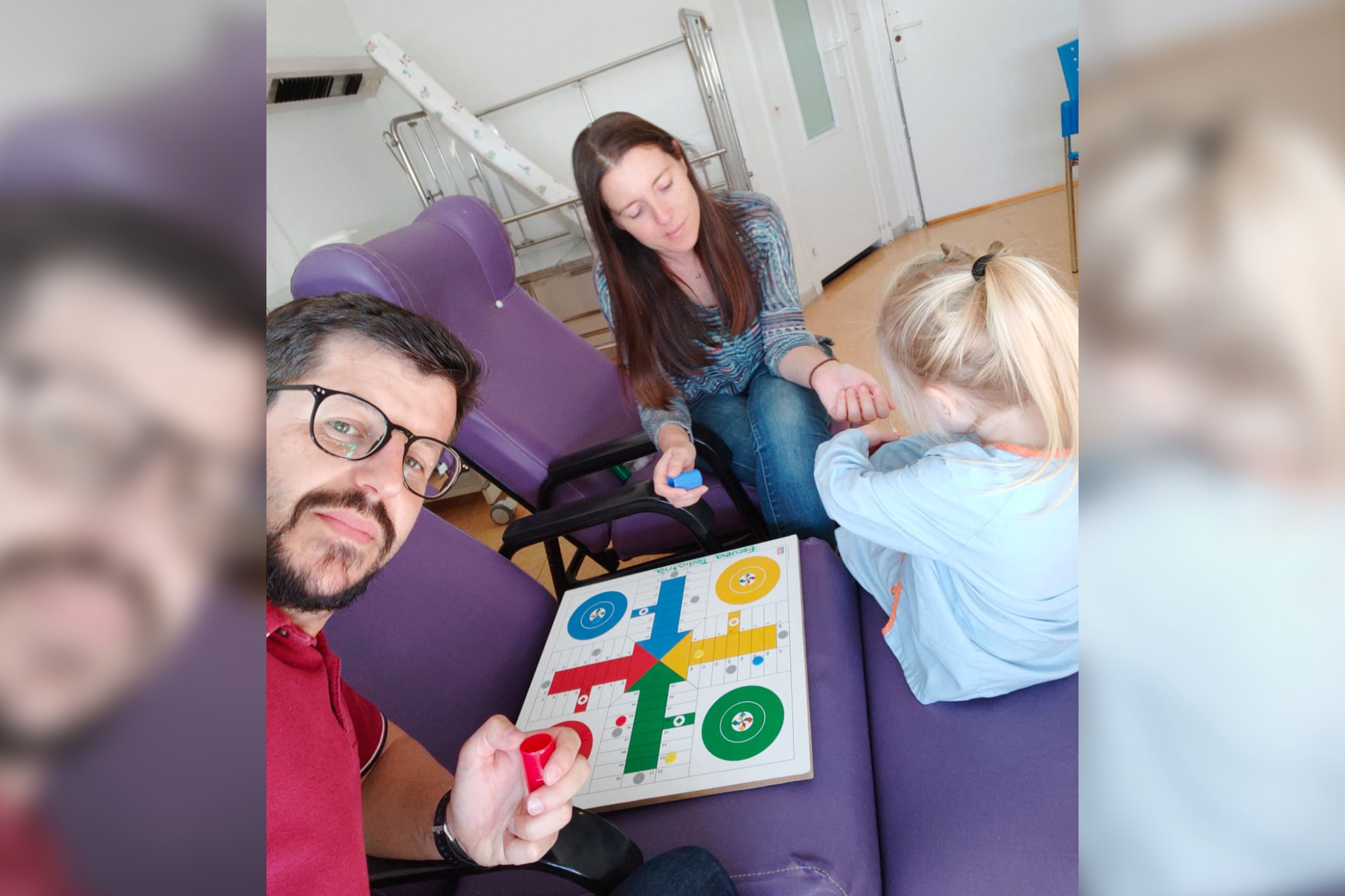 Leire, con sus padres, en el Hospital de Jerez, donde esperan que llegue un donante de médula.