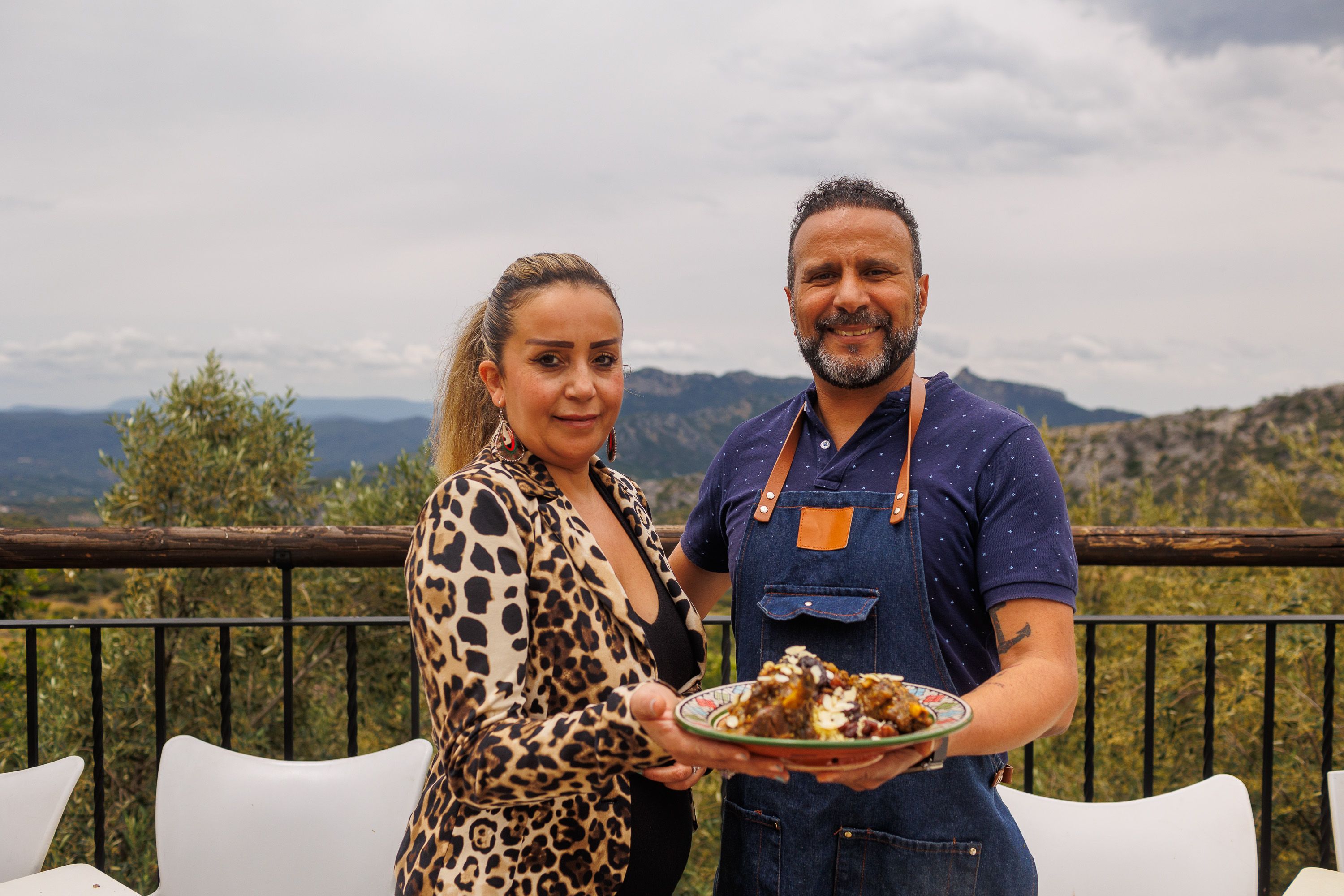 Salwa y Younes, propietarios y responsables de la cocina del restaurante marroquí, muestran uno de sus platos.