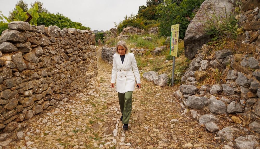 Olivia Venegas, en una de las calles del barrio nazarí de Benaocaz, en días pasados.