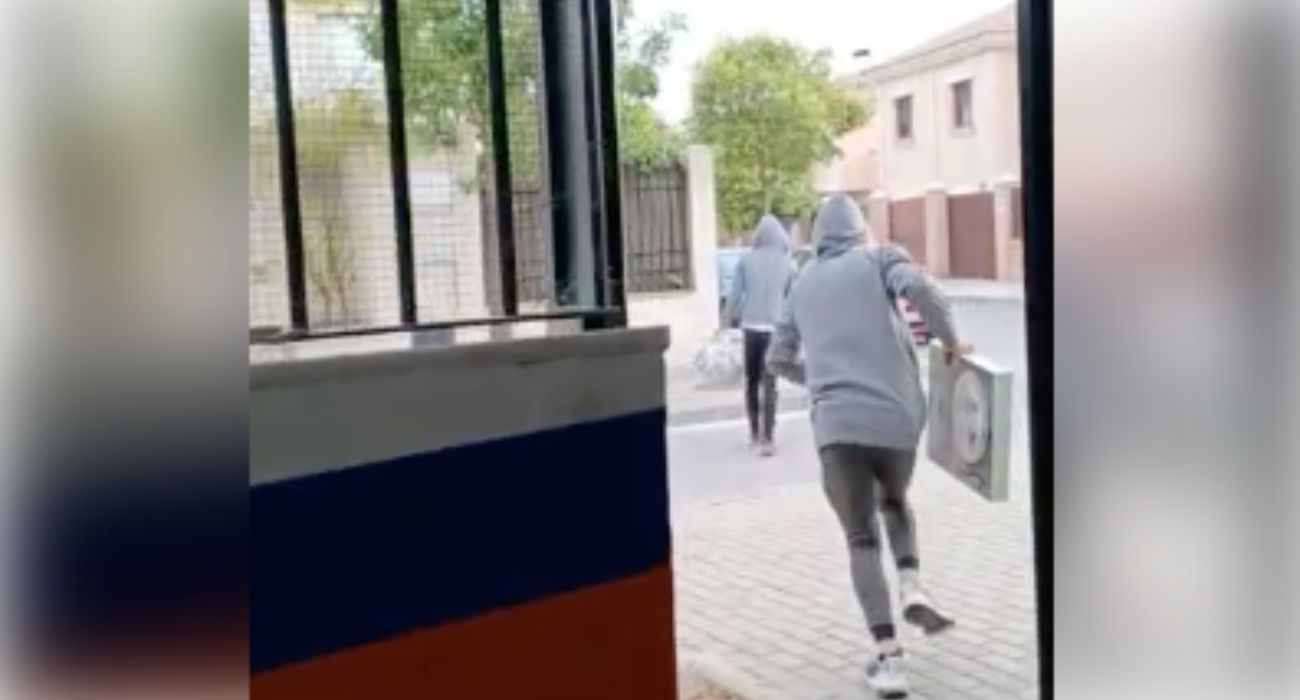 Los dos ladrones, escapando de la zona de Jerez donde han robado.