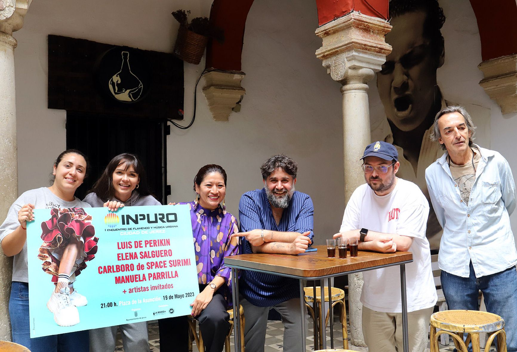 La delegada Ana Herica junto a los artistas del Festival InPuro.