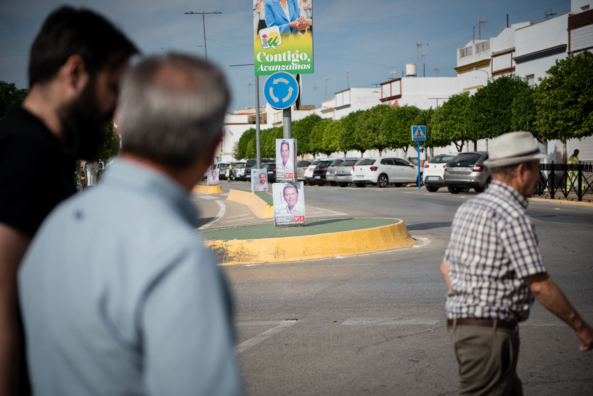 Mirar hacia otro lado. Viandantes entre carteles electorales, en un pueblo de Sevilla en días pasados.
