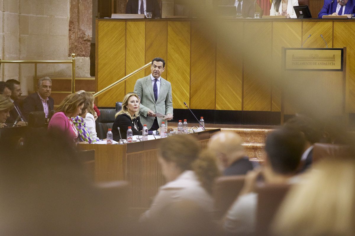 El presidente de la Junta, Juanma Moreno, en el Parlamento andaluz, donde se celebrará el debate del Estado de la Comunidad.