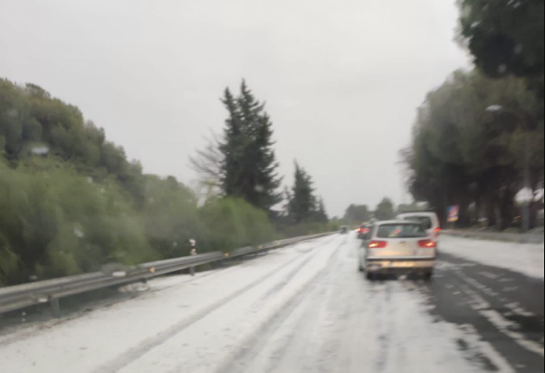 Imagen captada en la autovía a Sevilla con los efectos de la intensa granizada. 