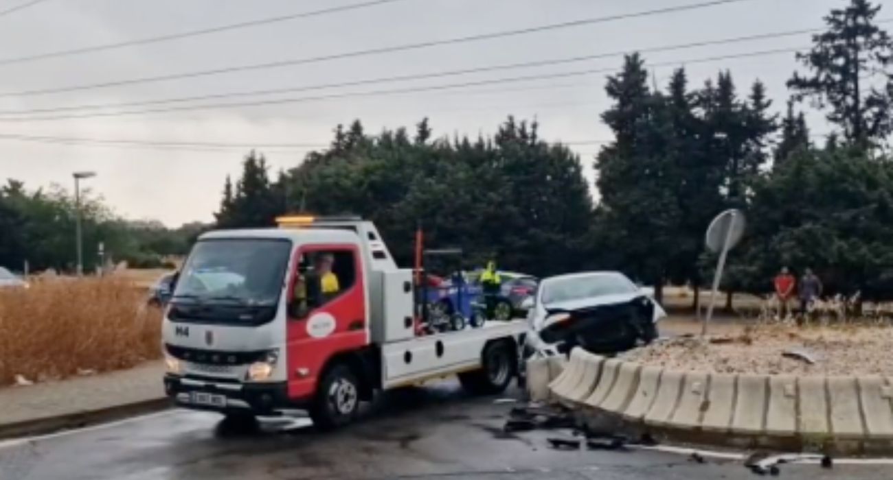 Así ha quedado un coche tras salirse de la vía por la lluvia.