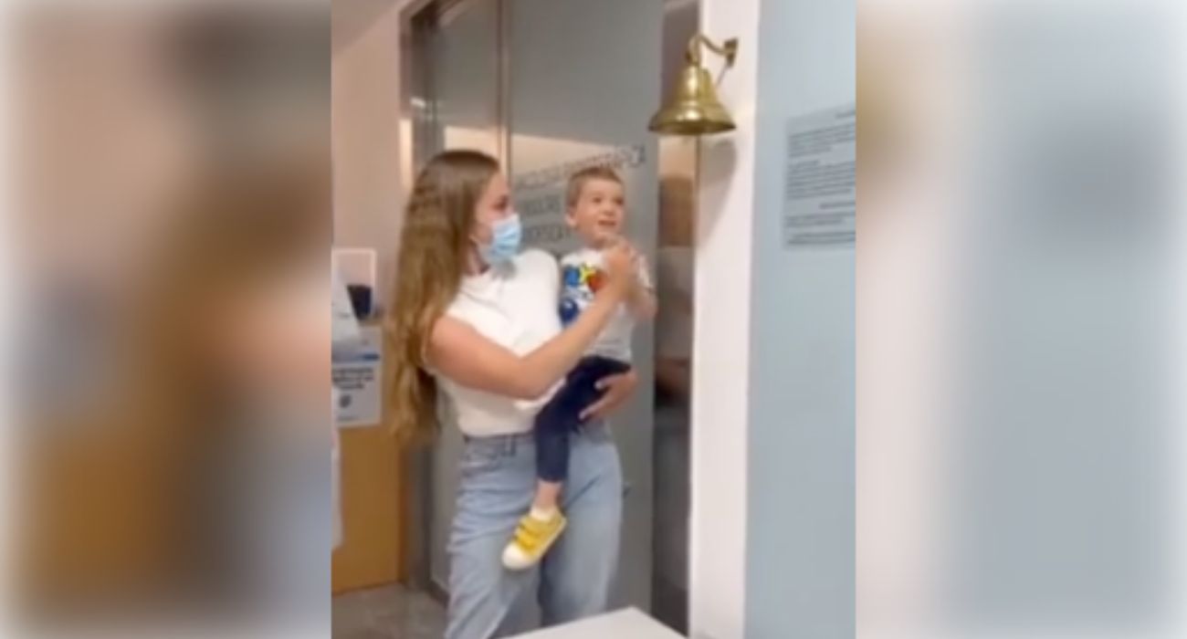 El pequeño Oliver, junto a su madre, tocando la campana. El pequeño Oliver, junto a su madre, tocando la campana.