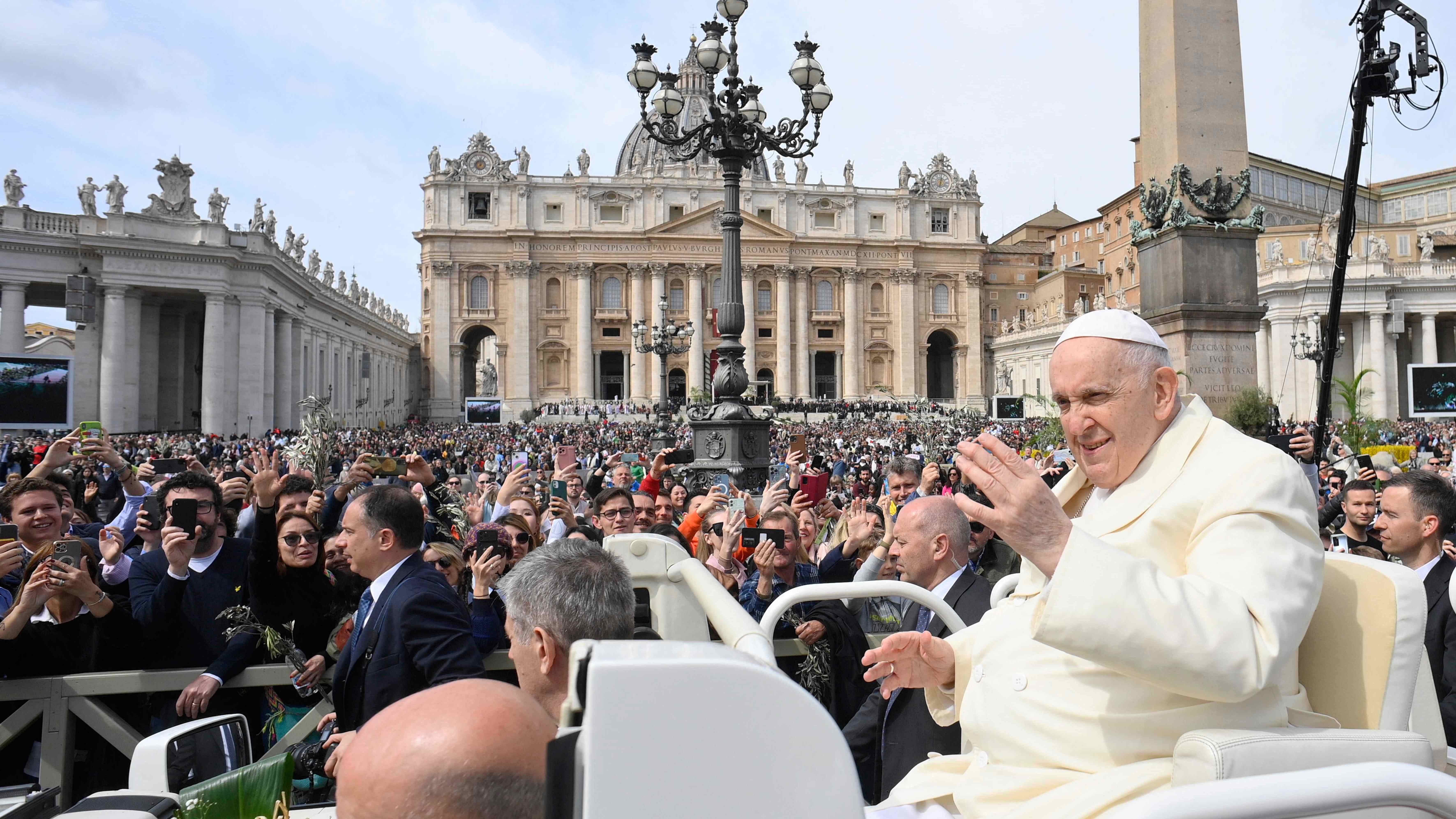 El Papa Francisco, en una imagen de archivo, recorre la plaza de San Pedro ante el Vaticano.