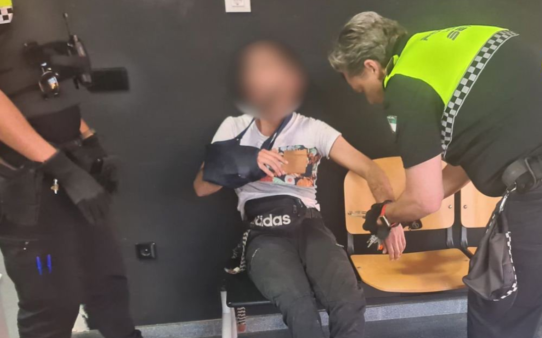 Detenido en Sevilla cuando iba borracho por empotrarse con la comisaría de Policía. EMERGENCIAS SEVILLA