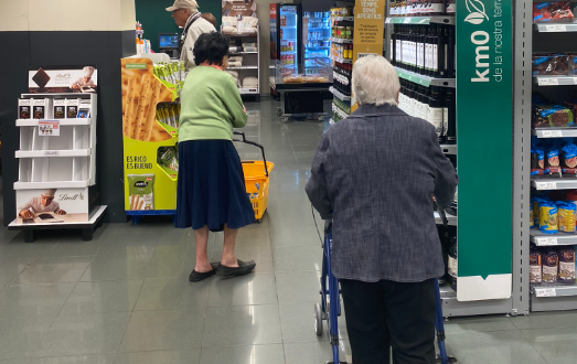 Ancianos en el supermercado. TWITTER.