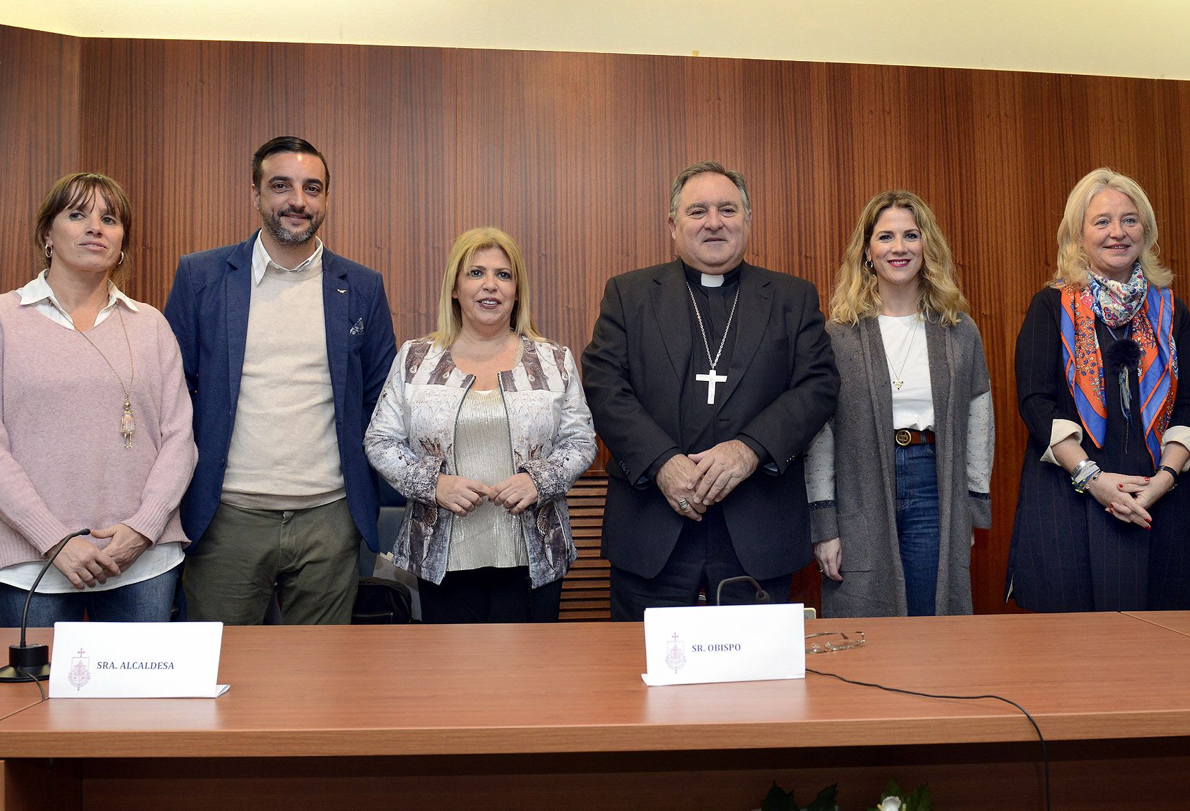Autoridades tras la firma del convenio.