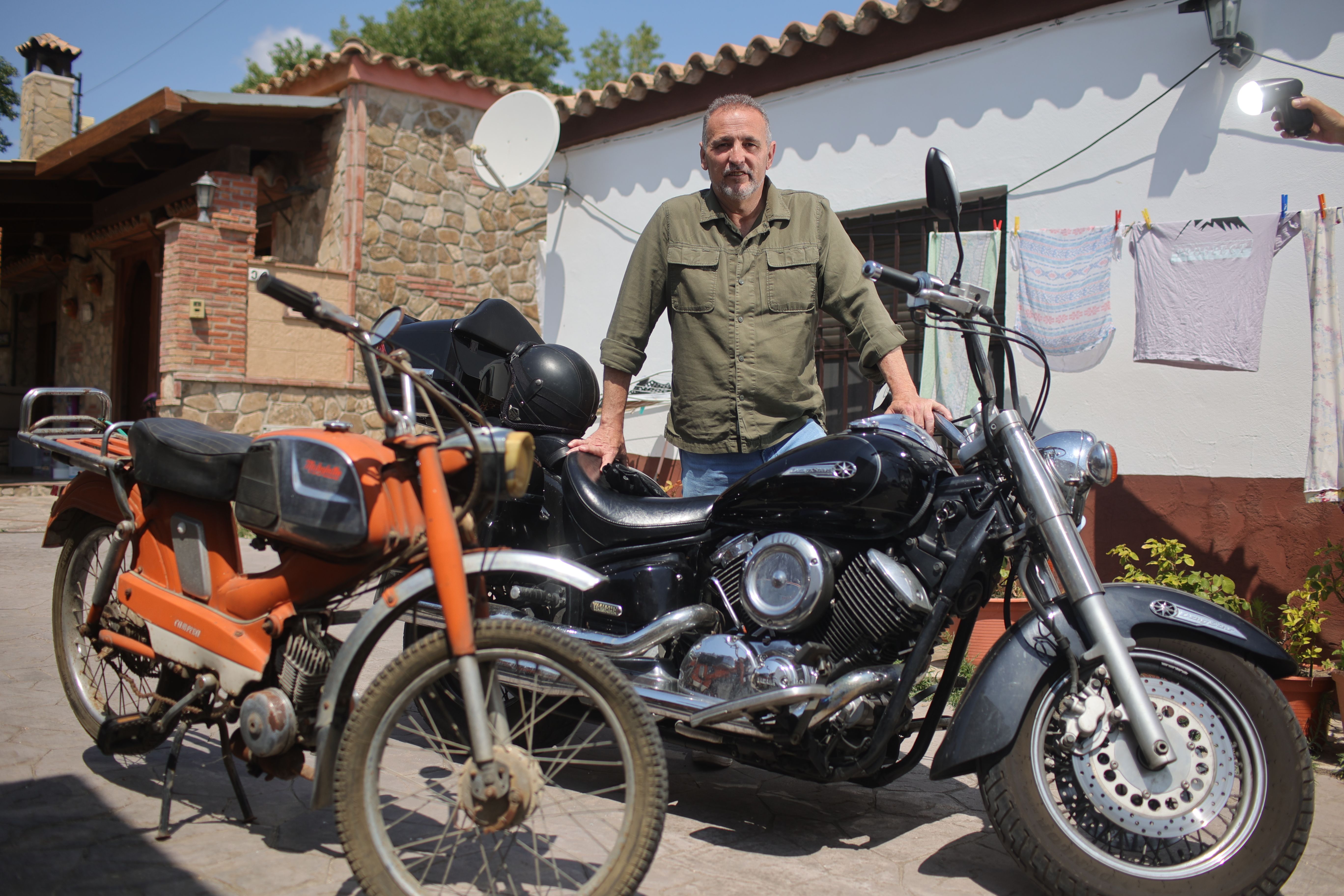 José Manuel Ruiz, candidato por IU en Medina Sidonia, posa con la Mobylette que le da sobrenombre y otra de sus motos.