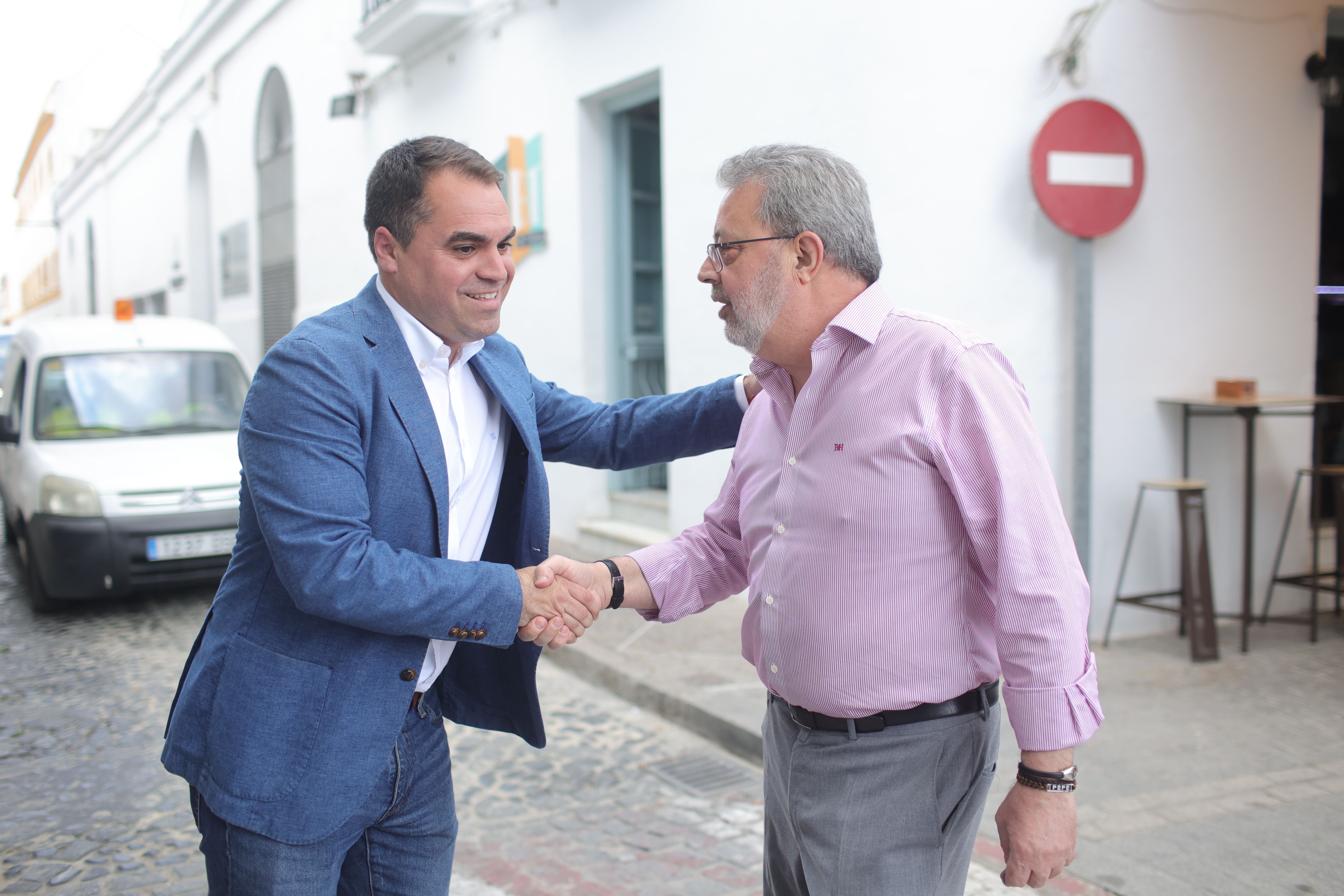 Juan Cornejo, izquierda, saluda a un vecino en el centro de Medina Sidonia.