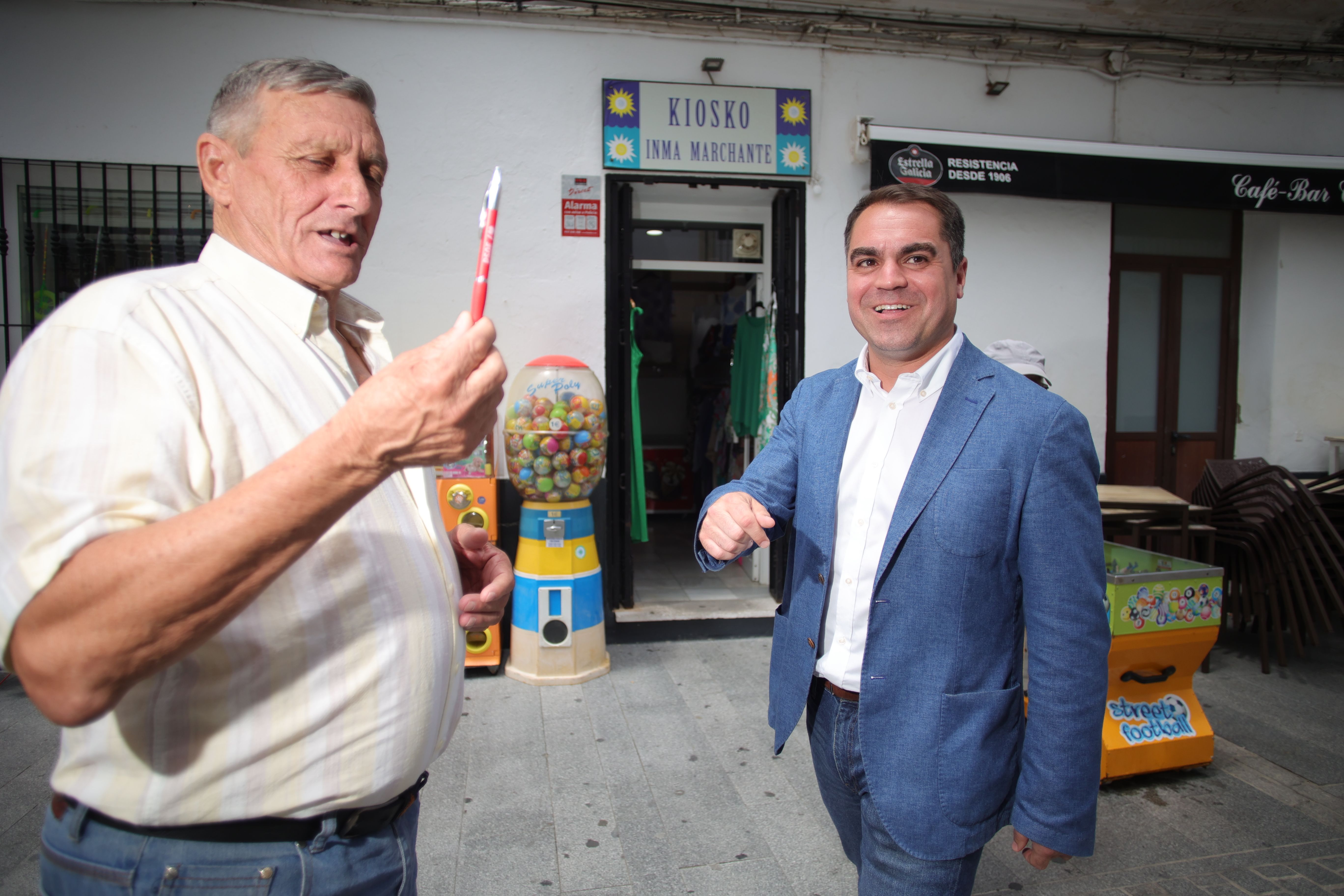 Juan Cornejo, a la derecha, durante la campaña electoral de mayo de 2023.    JUAN CARLOS TORO