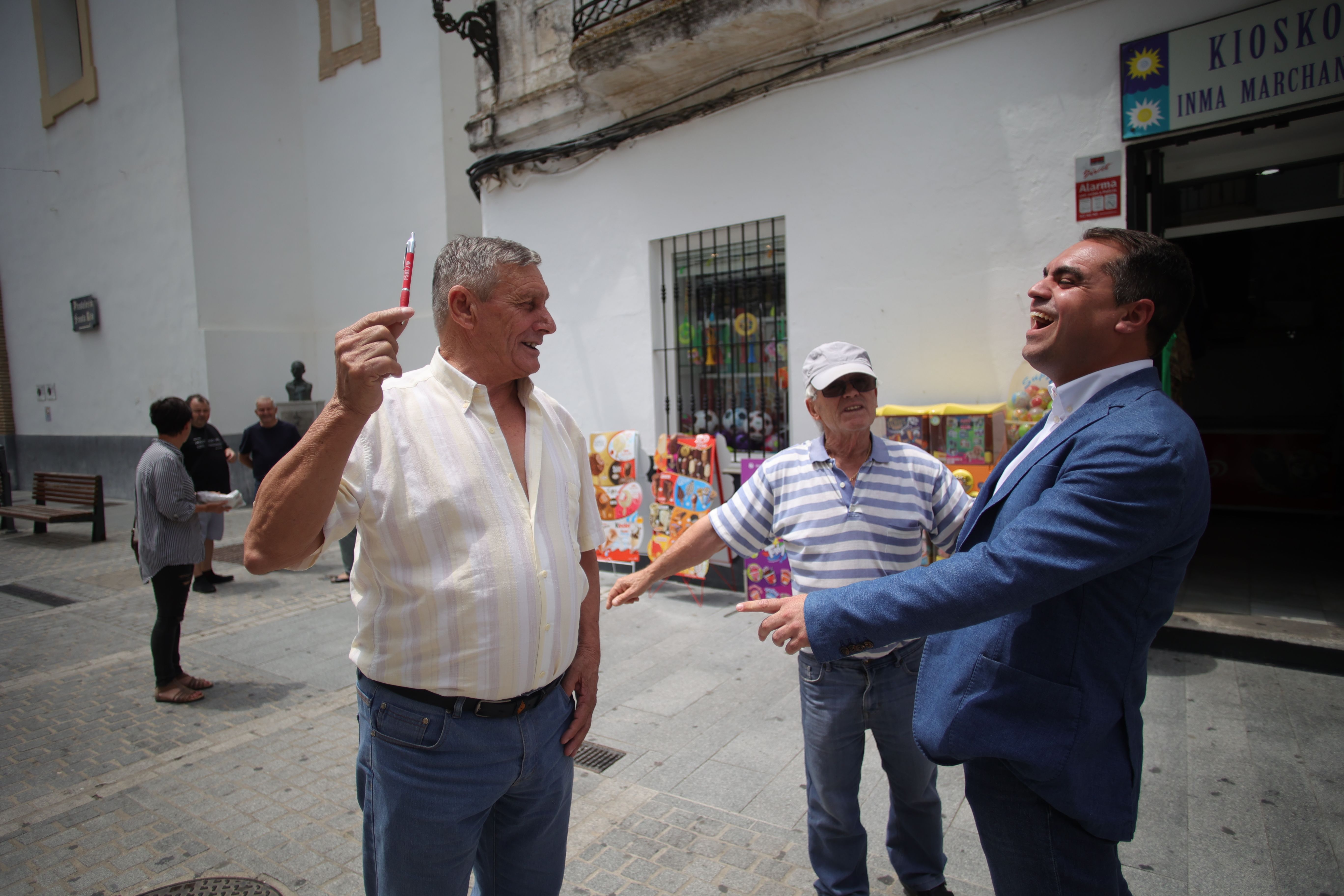 Juan María Cornejo, candidato por el PSOE, charla con vecinos en el centro de Medina.