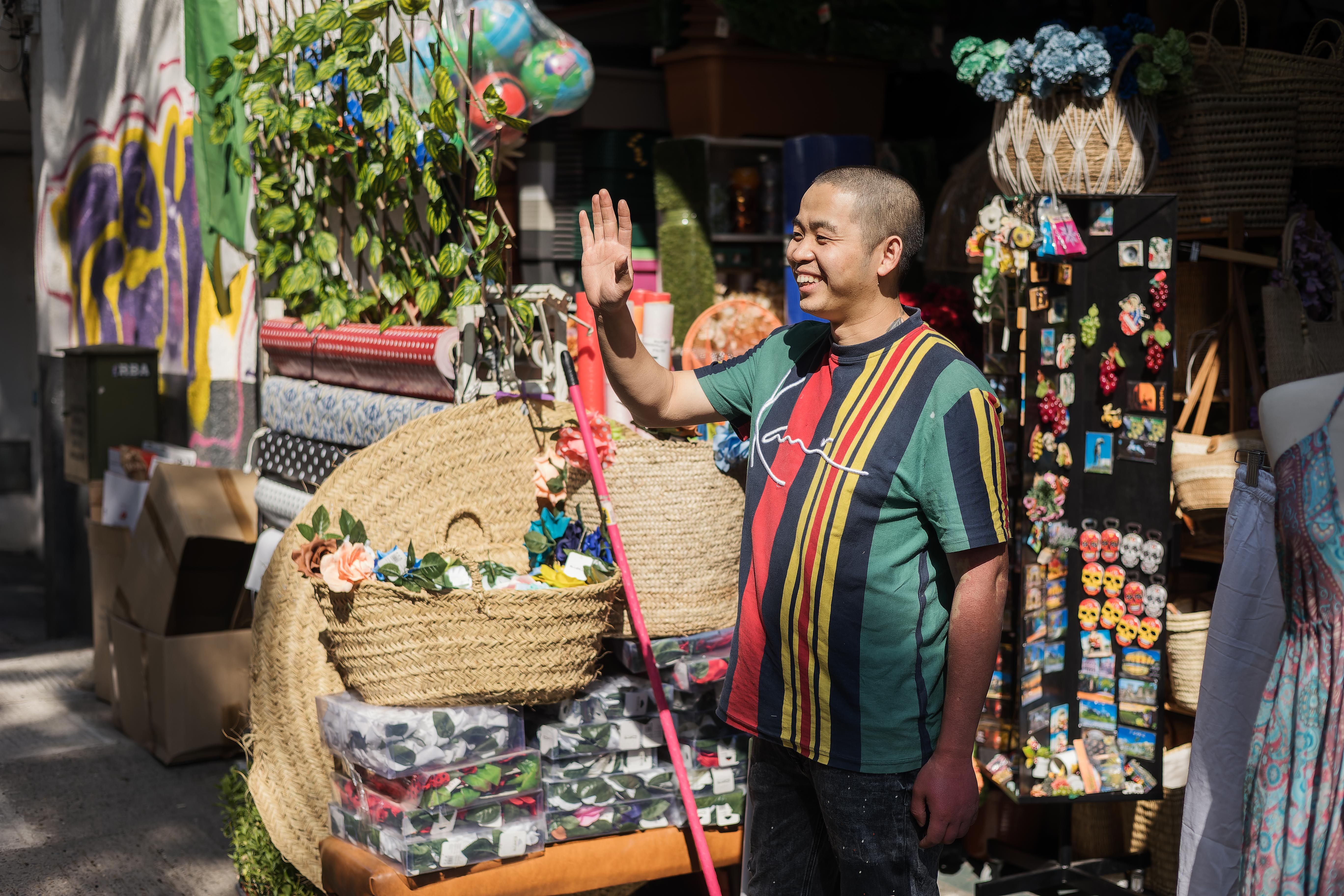 El comerciante chino saludando en la puerta de su establecimiento.      CANDELA NÚÑEZ