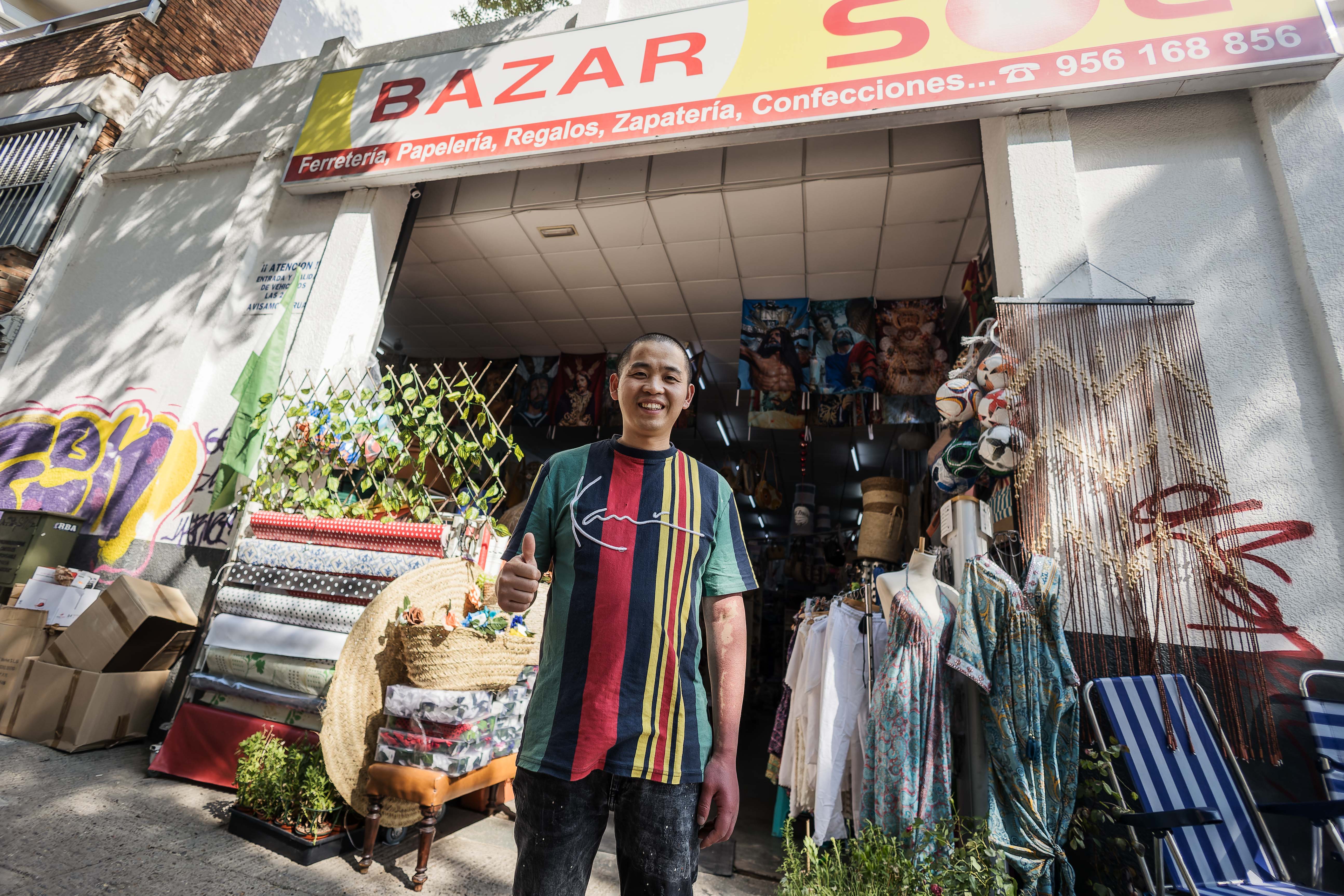 Posando en la puerta del bazar de la calle Santo Domingo.     CANDELA NÚÑEZ