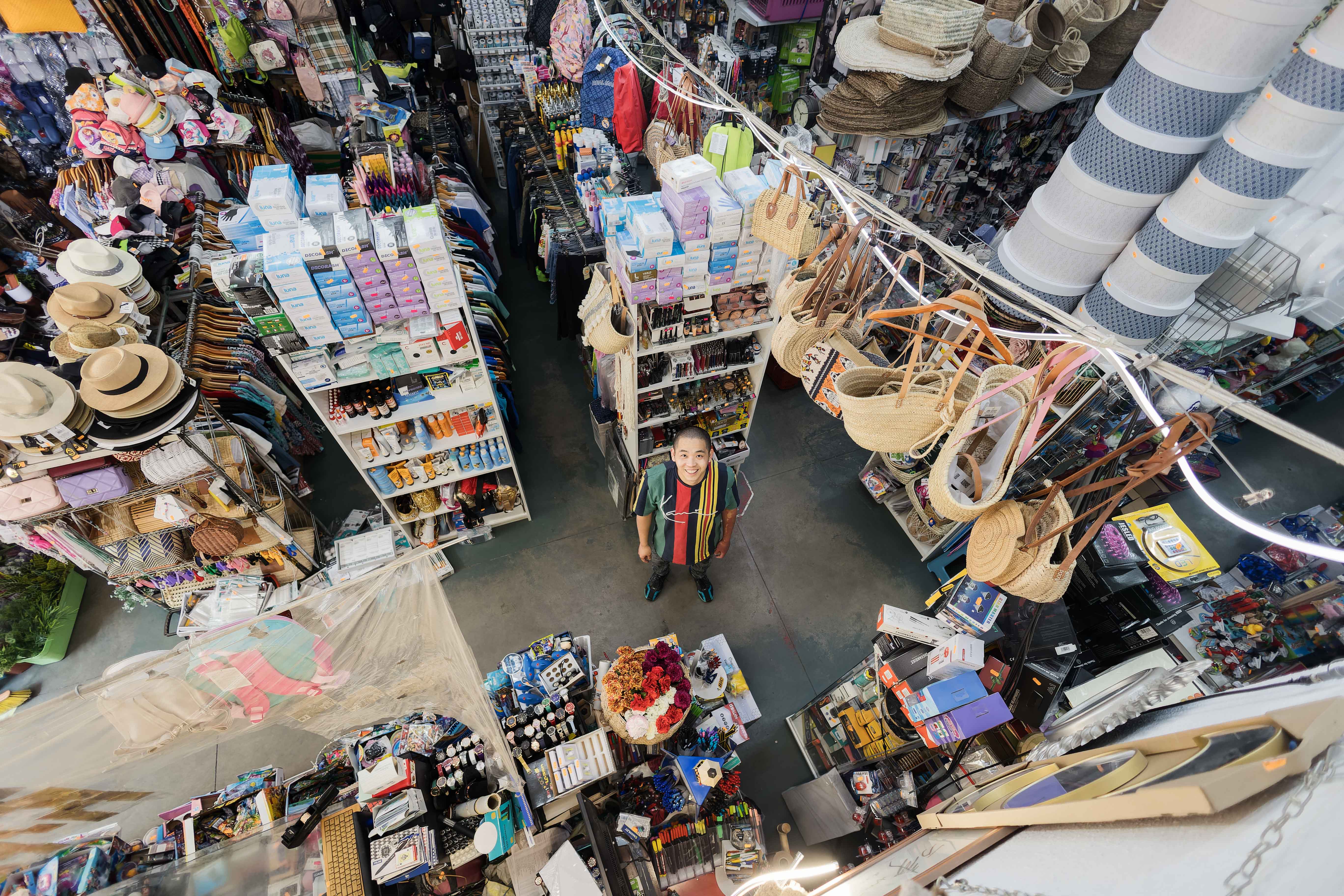 Lin en medio de las estanterías de su bazar.