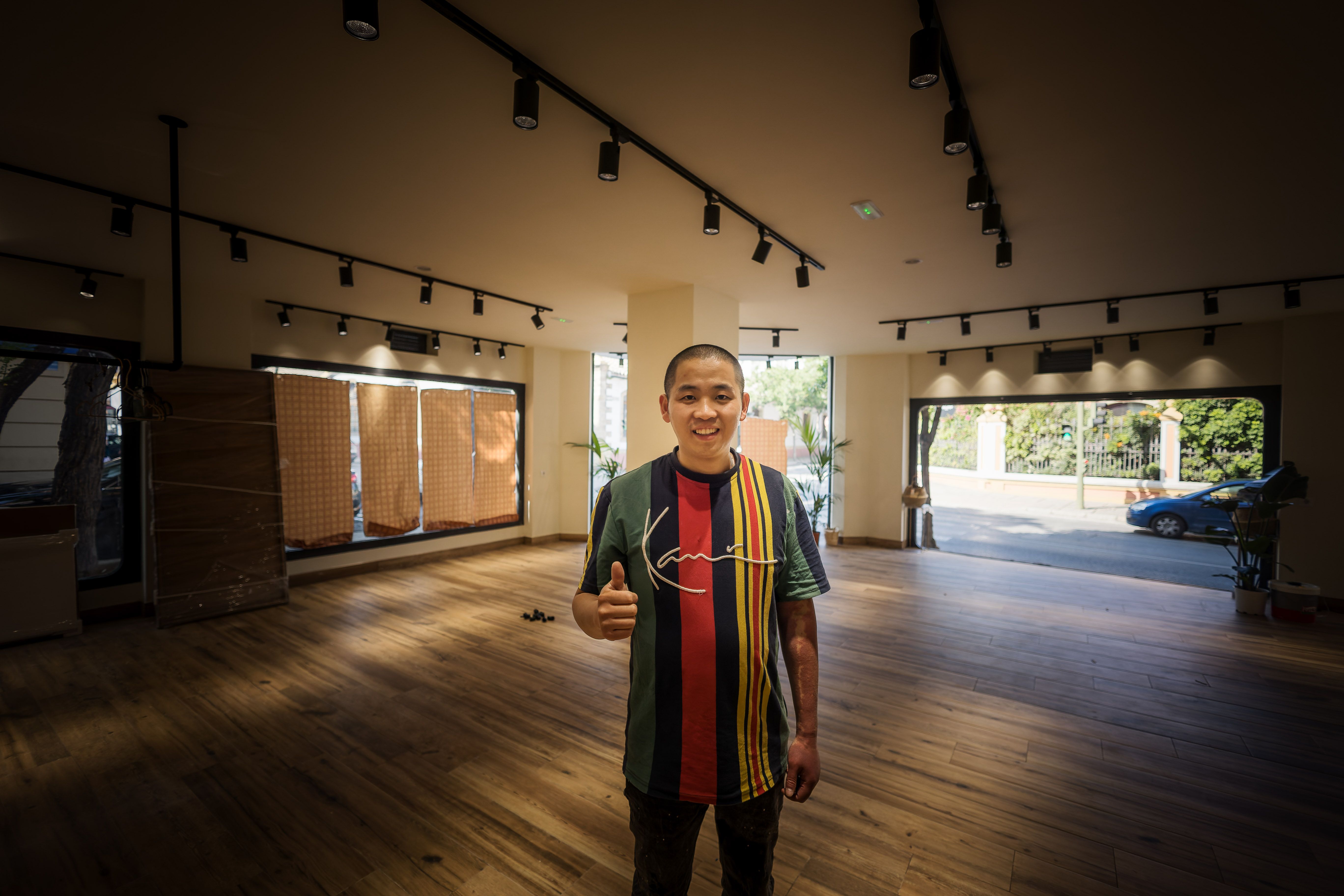 Lin Dizhou en el interior del local donde abrirá una tienda de ropa.   CANDELA NÚÑEZ