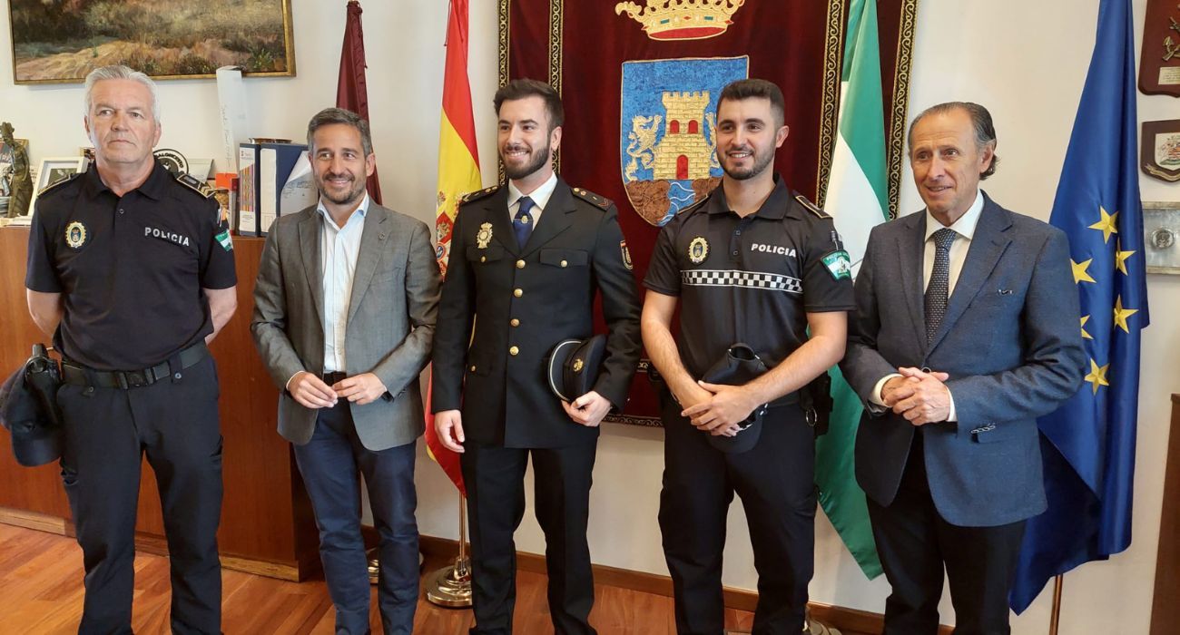 Los dos policías, en el centro de la imagen, que han recibido la felicitación del Ayuntamiento de Chiclana. Los dos policías, en el centro de la imagen, que han recibido la felicitación del Ayuntamiento de Chiclana.