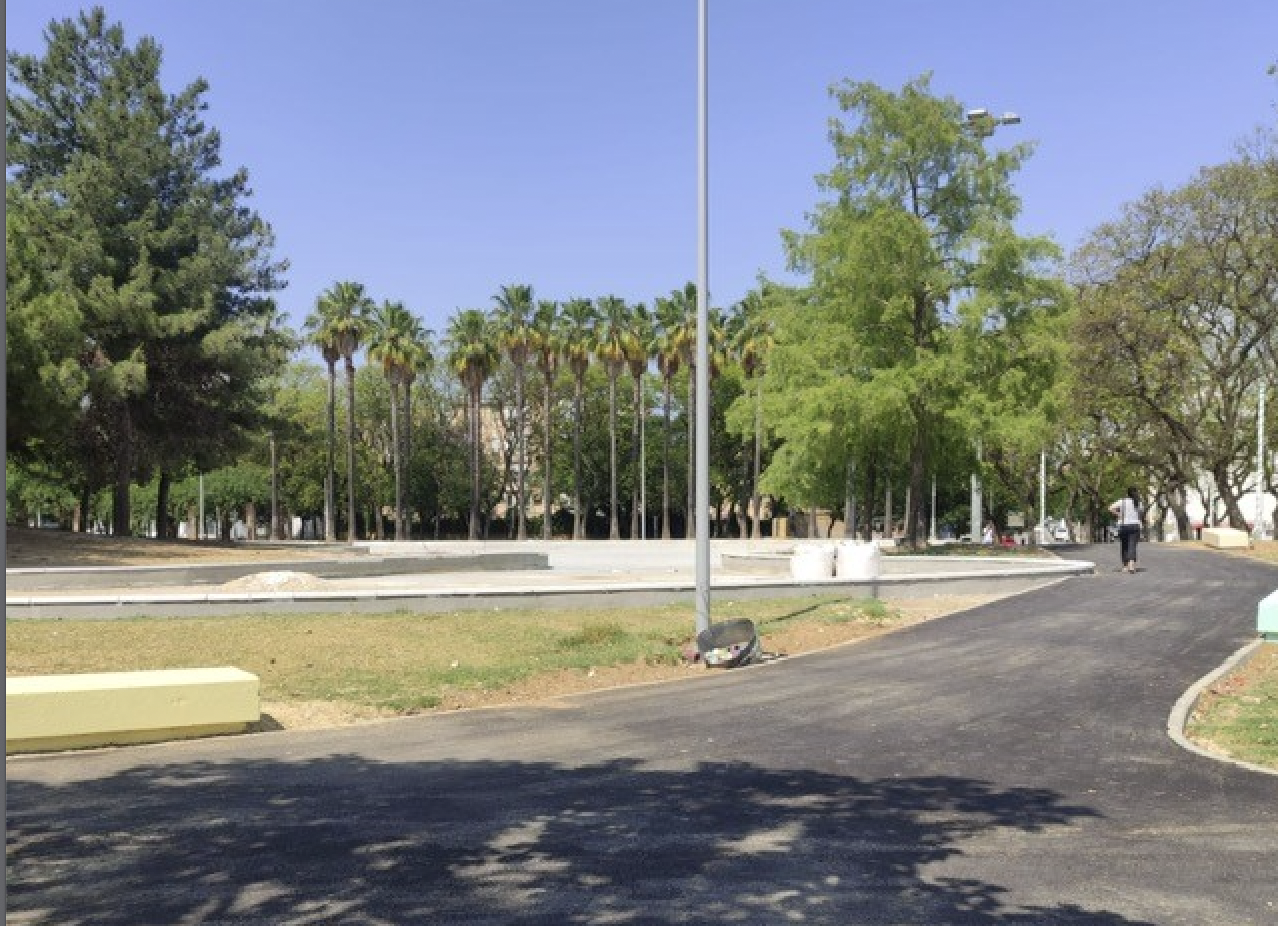 Ecologistas en Acción pide la paralización del asfaltado en las zonas verdes de Jerez. En la imagen, una de las calles de parque de la Plata. 