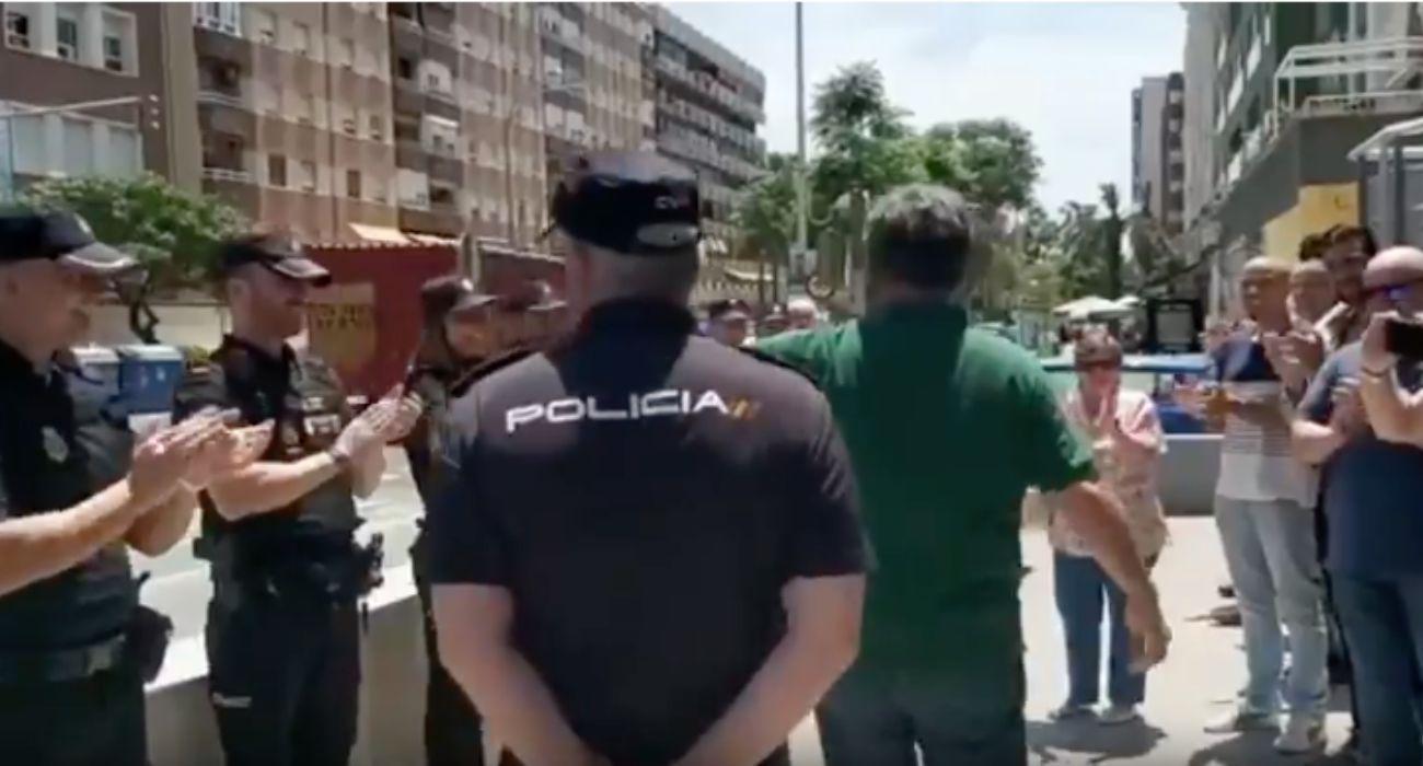 Juan, recibiendo el cariño de sus compañeros de la Policía Nacional. Juan, recibiendo el cariño de sus compañeros de la Policía Nacional.
